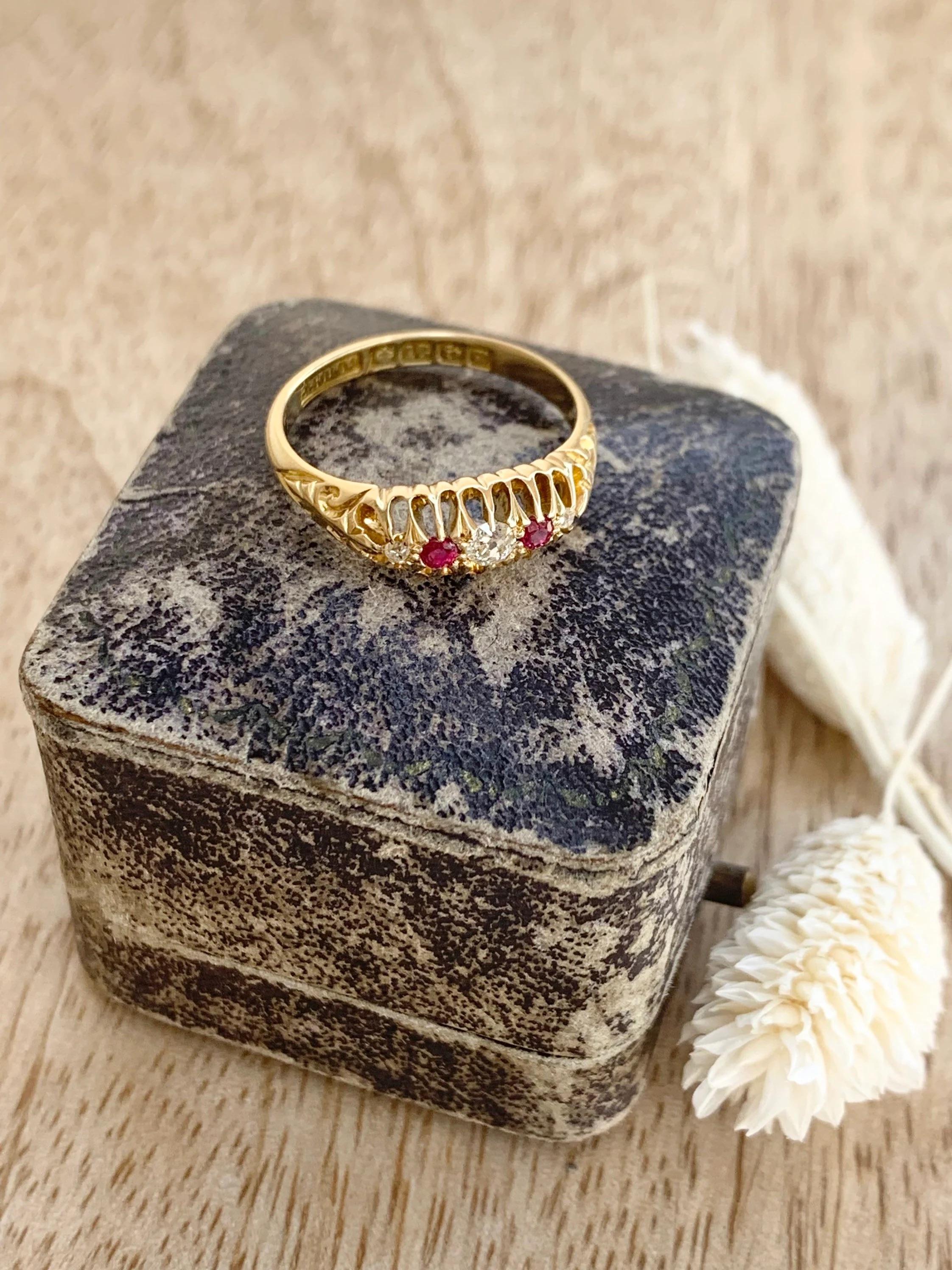 Antique Edwardian 18ct Gold Ruby & Diamond Ring With Hand Carved Shoulders For Sale 4