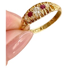 Anello antico edoardiano in oro 18ct con rubino e diamanti e spalle intagliate a mano