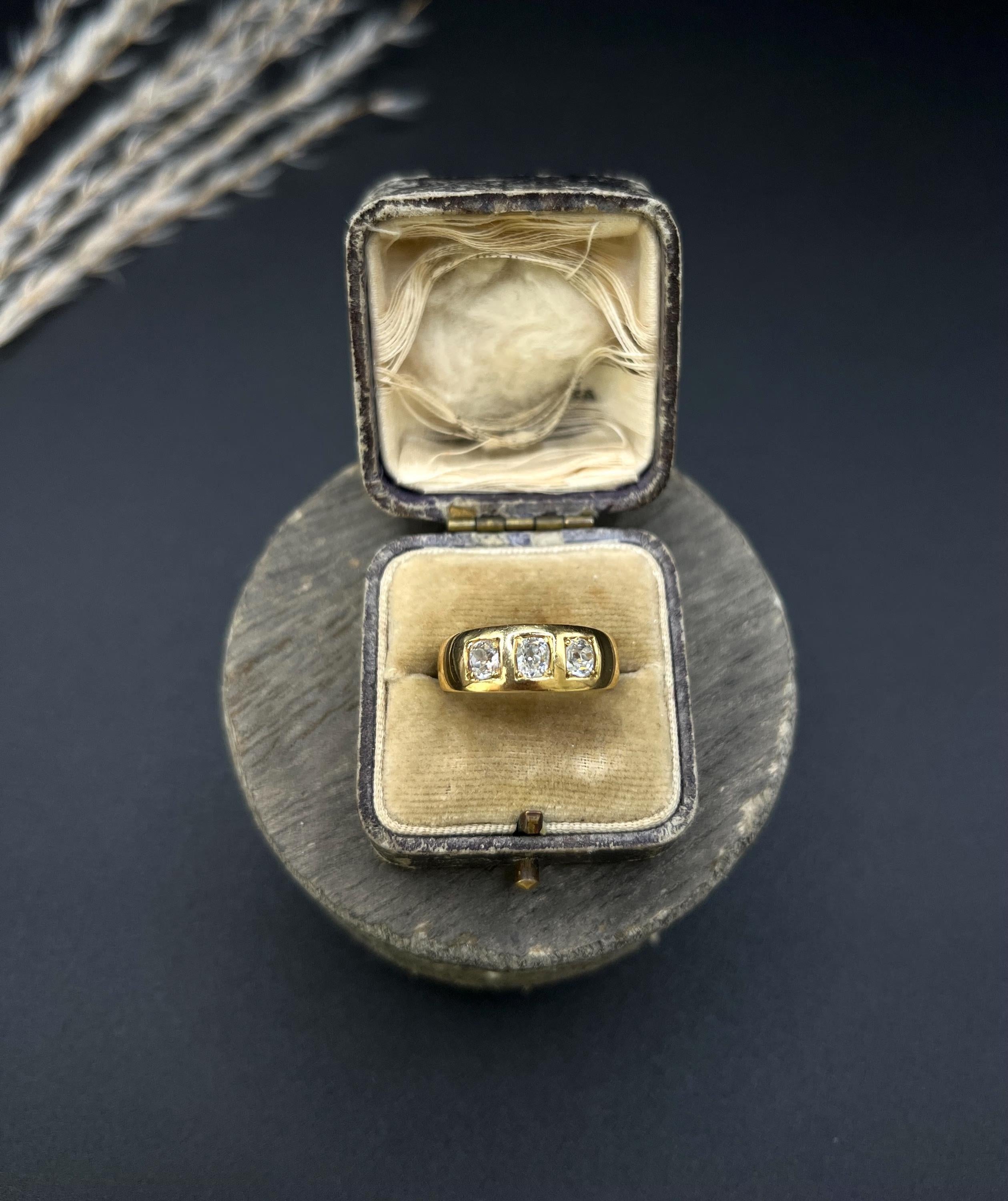 Anello antico edoardiano a fascia in oro giallo 18ct con diamanti, misura 6 in vendita 4