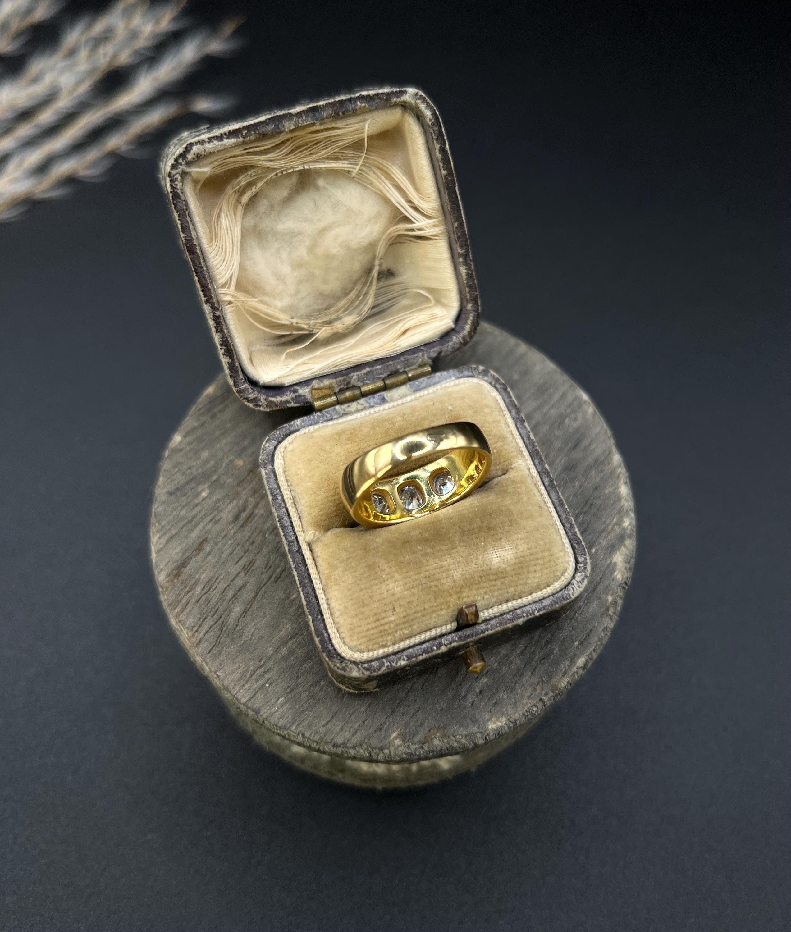 Anello antico edoardiano a fascia in oro giallo 18ct con diamanti, misura 6 in vendita 3