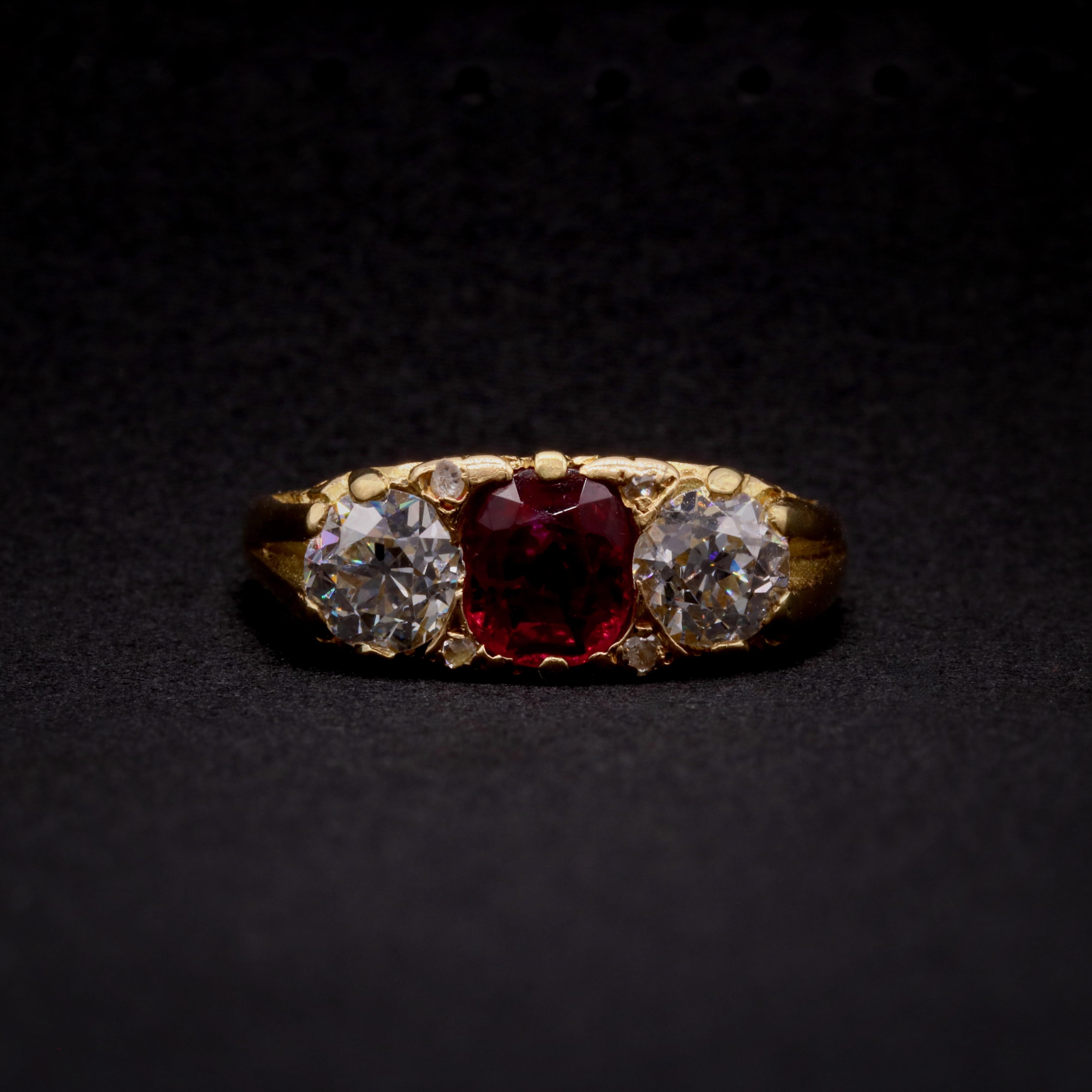 Antique Edwardian 18K Gold 2.28tgw Ruby & Old European Cut Diamond Trilogy Ring In Good Condition For Sale In Staines-Upon-Thames, GB