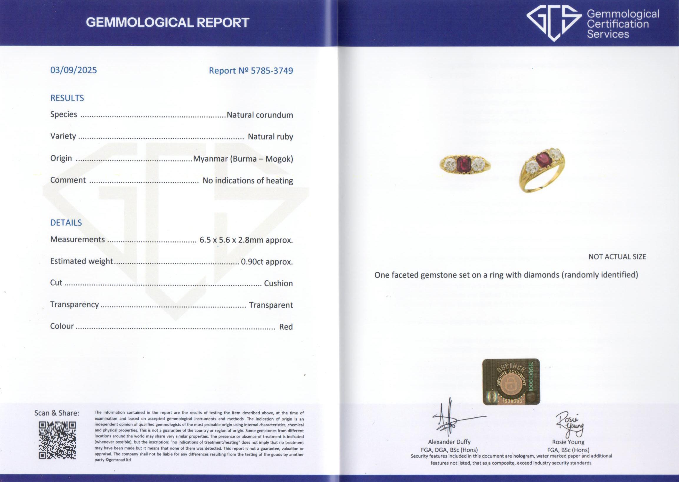Bague édouardienne en or jaune, rubis et diamants, comprenant un grand rubis de forme coussin, deux grands diamants de taille européenne ancienne et quatre diamants de taille rose, en or jaune 18 carats. 

Cette bague à grand spectacle est sertie au