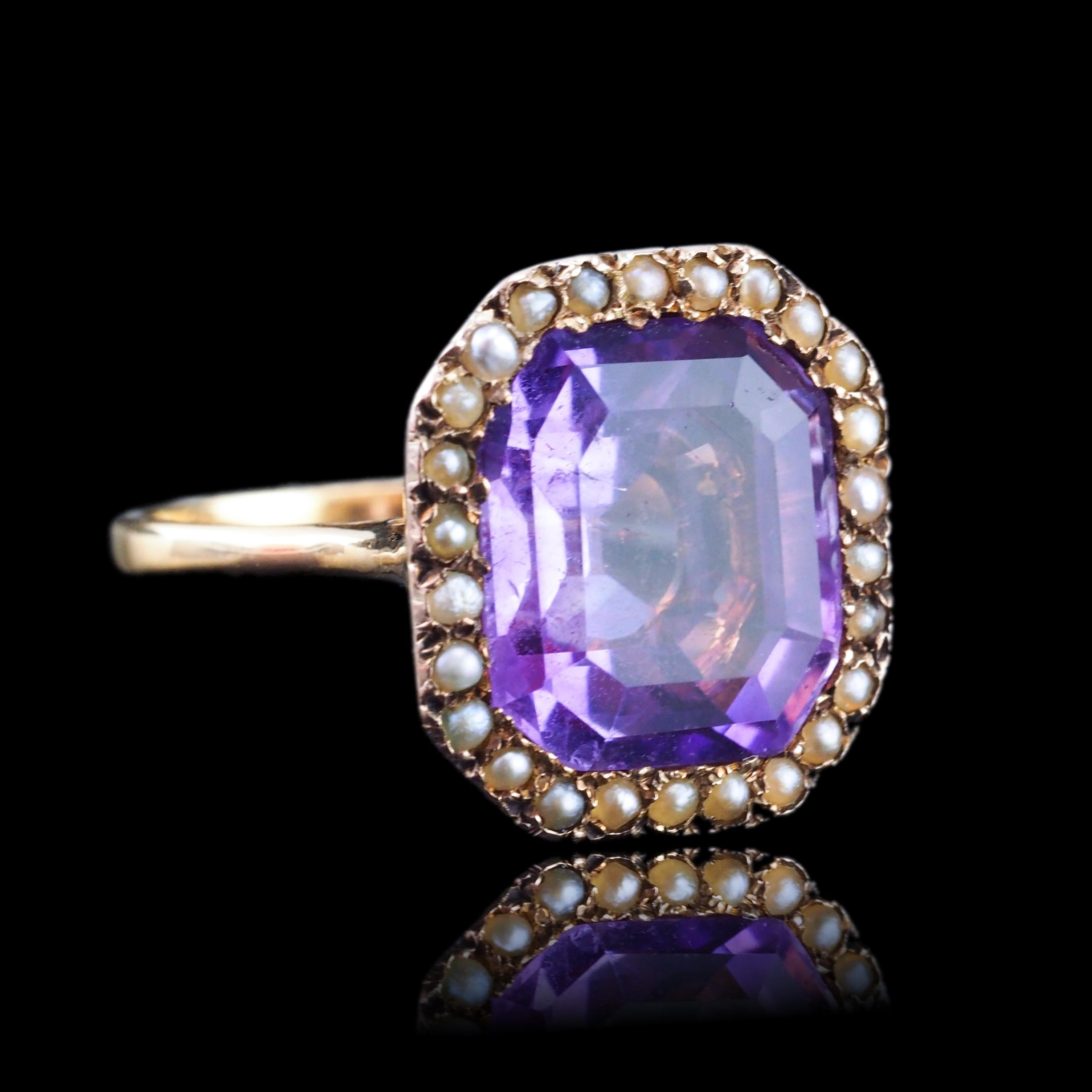 Wir freuen uns, diese bezaubernde antike Edwardian 18ct Gold Amethyst & Samen Perle Ring aus c.1900.

Der Ring präsentiert einen fabelhaften, natürlichen Amethysten in der Mitte, der wunderschön in Smaragdform geschliffen wurde und von einem Cluster