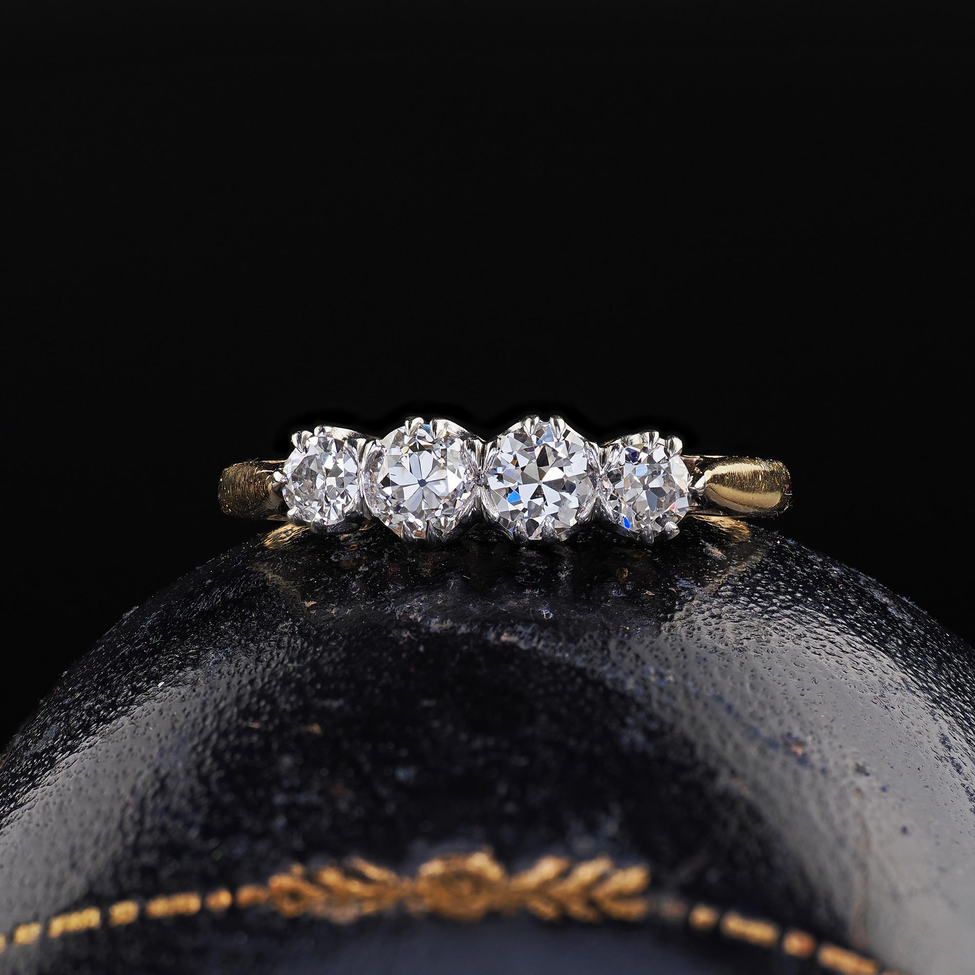 Bellissimo anello antico edoardiano in oro 18 carati e platino Old Cut con quattro pietre di diamante. Questo splendido anello antico edoardiano con quattro pietre di diamante è realizzato in oro giallo 18 carati e platino. Questo splendido anello