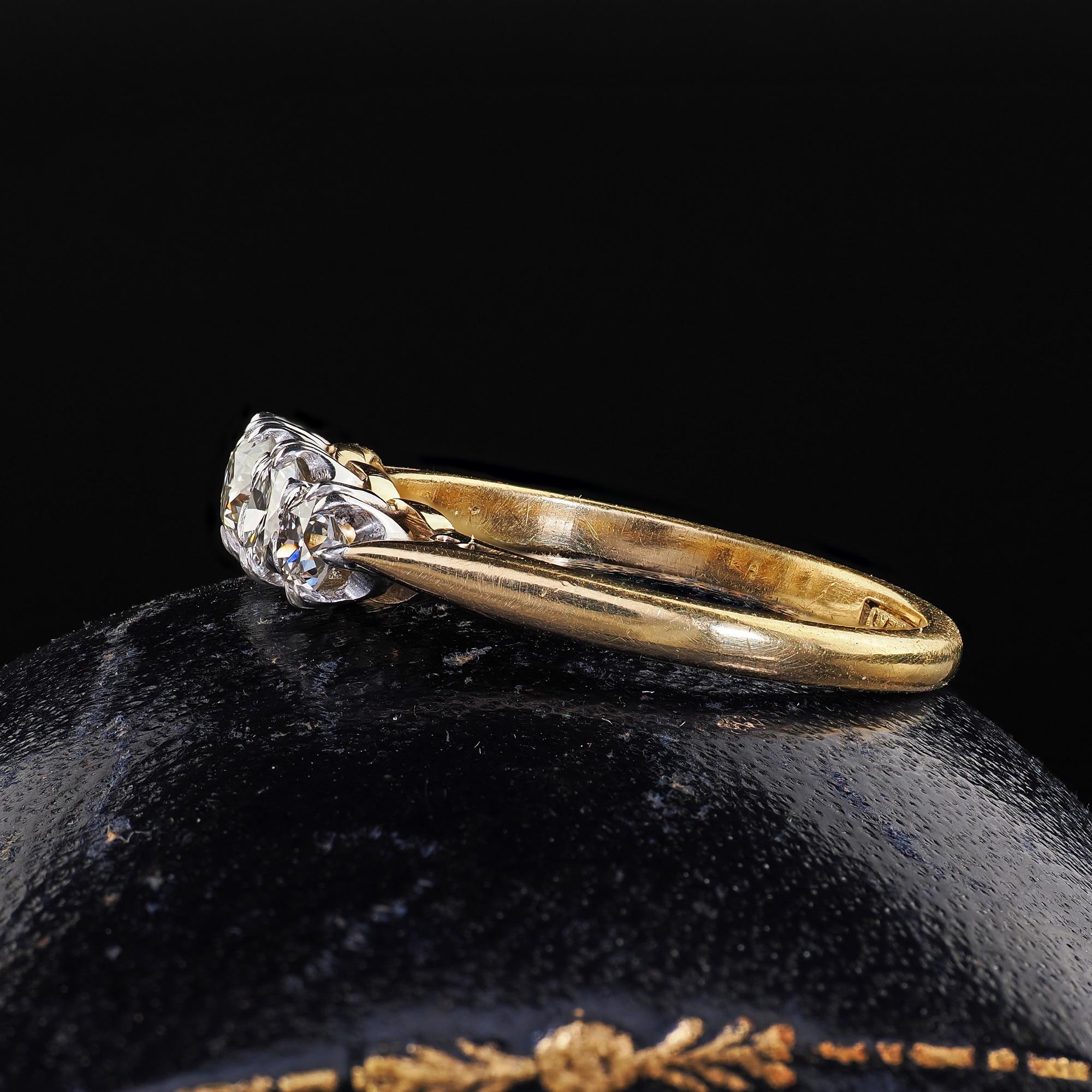 Antico anello edoardiano in oro 18 carati e platino Old Cut con quattro pietre di diamante In condizioni buone in vendita a Great Neck, NY