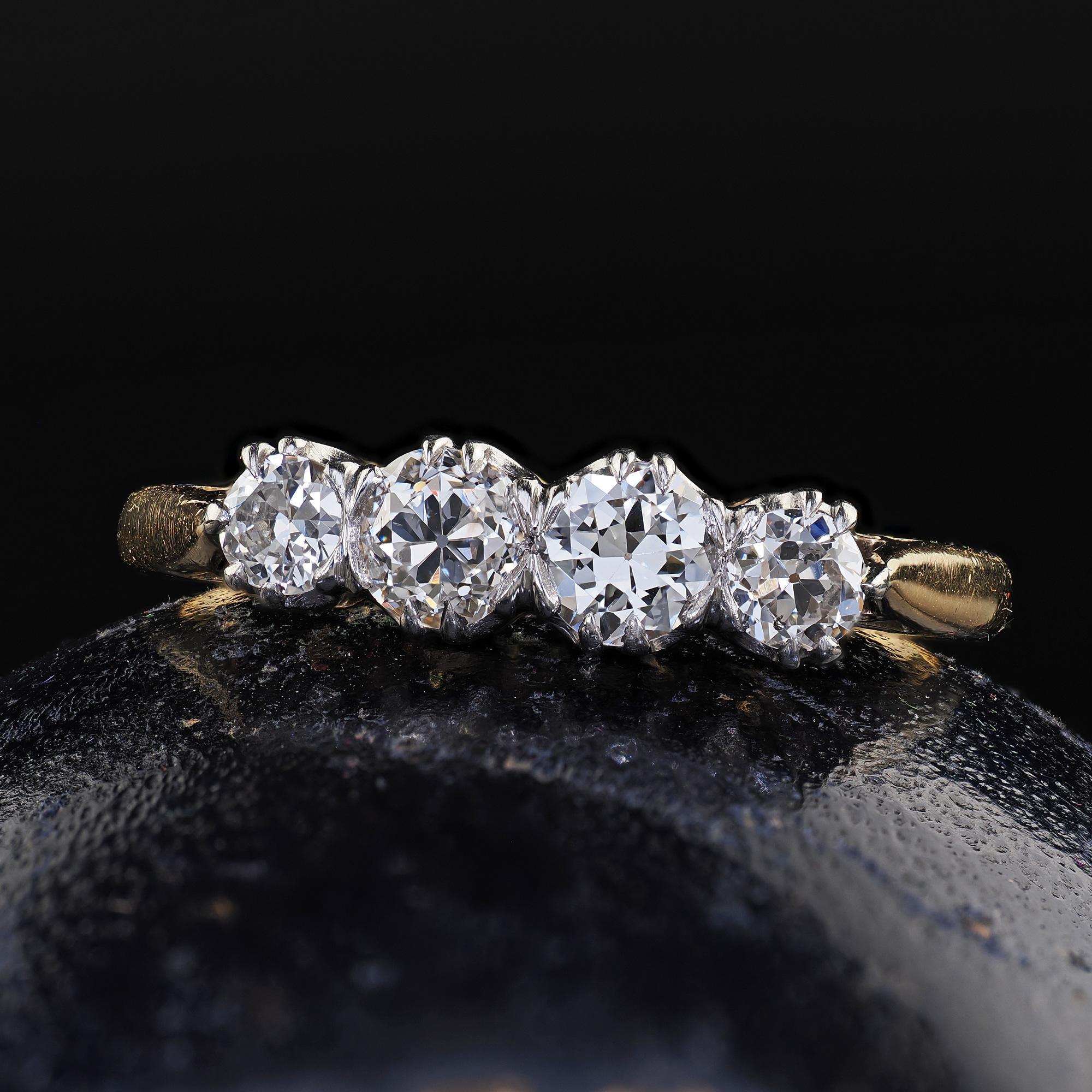 Donna Antico anello edoardiano in oro 18 carati e platino Old Cut con quattro pietre di diamante in vendita