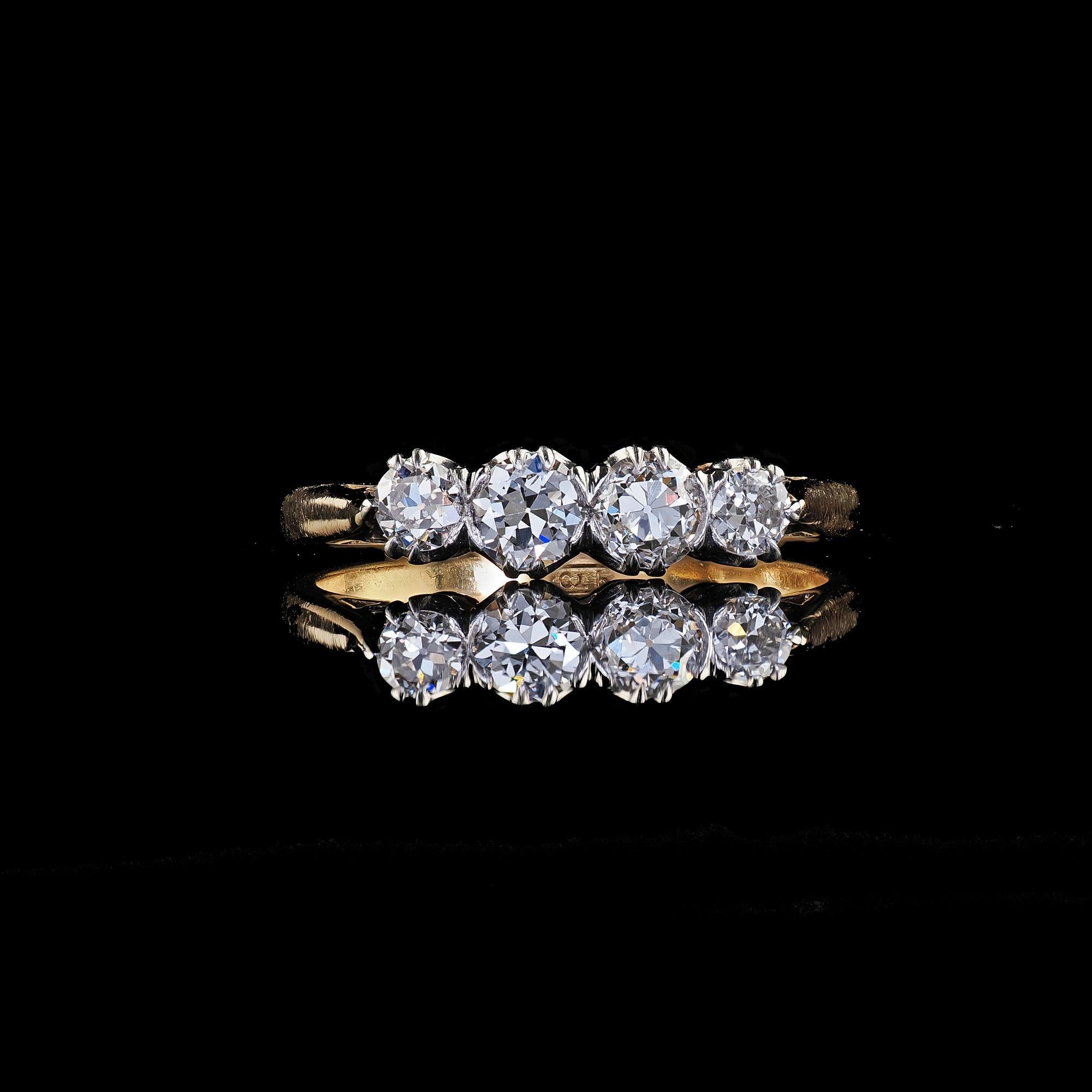 Antico anello edoardiano in oro 18 carati e platino Old Cut con quattro pietre di diamante in vendita 1