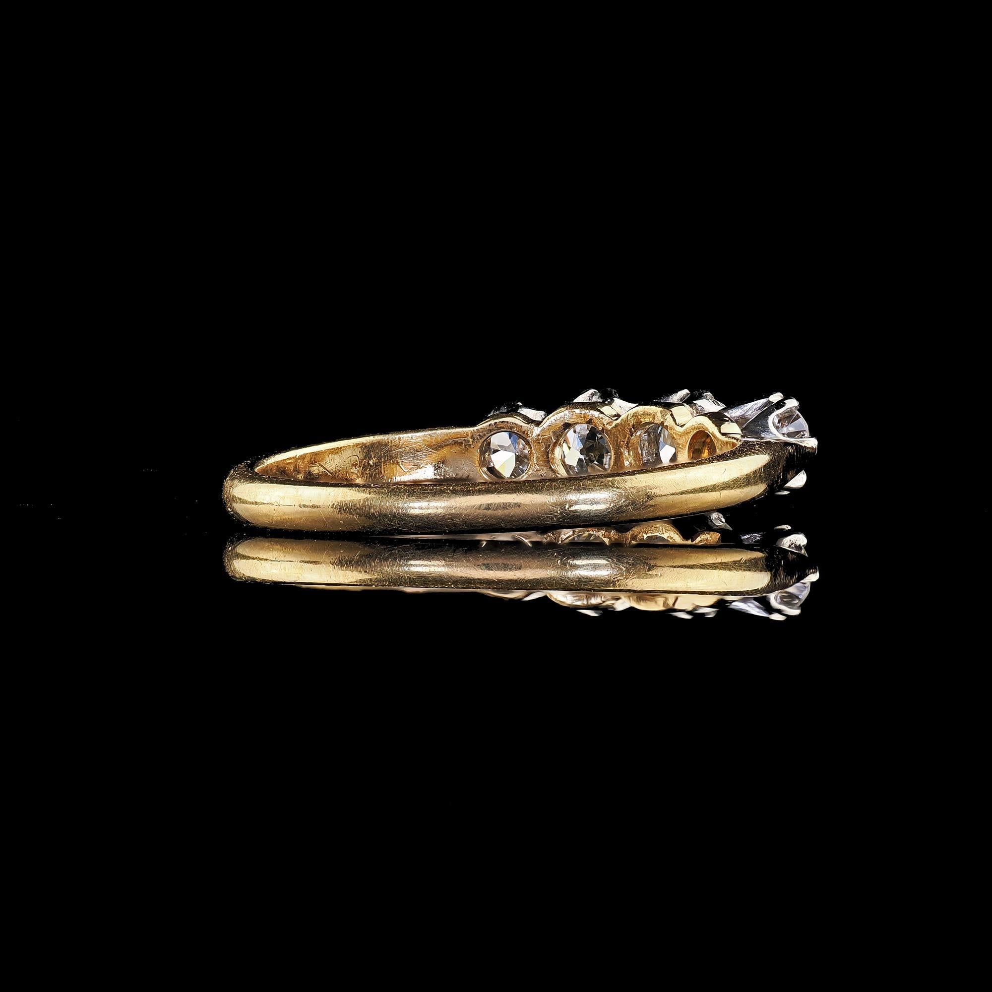 Antico anello edoardiano in oro 18 carati e platino Old Cut con quattro pietre di diamante in vendita 2