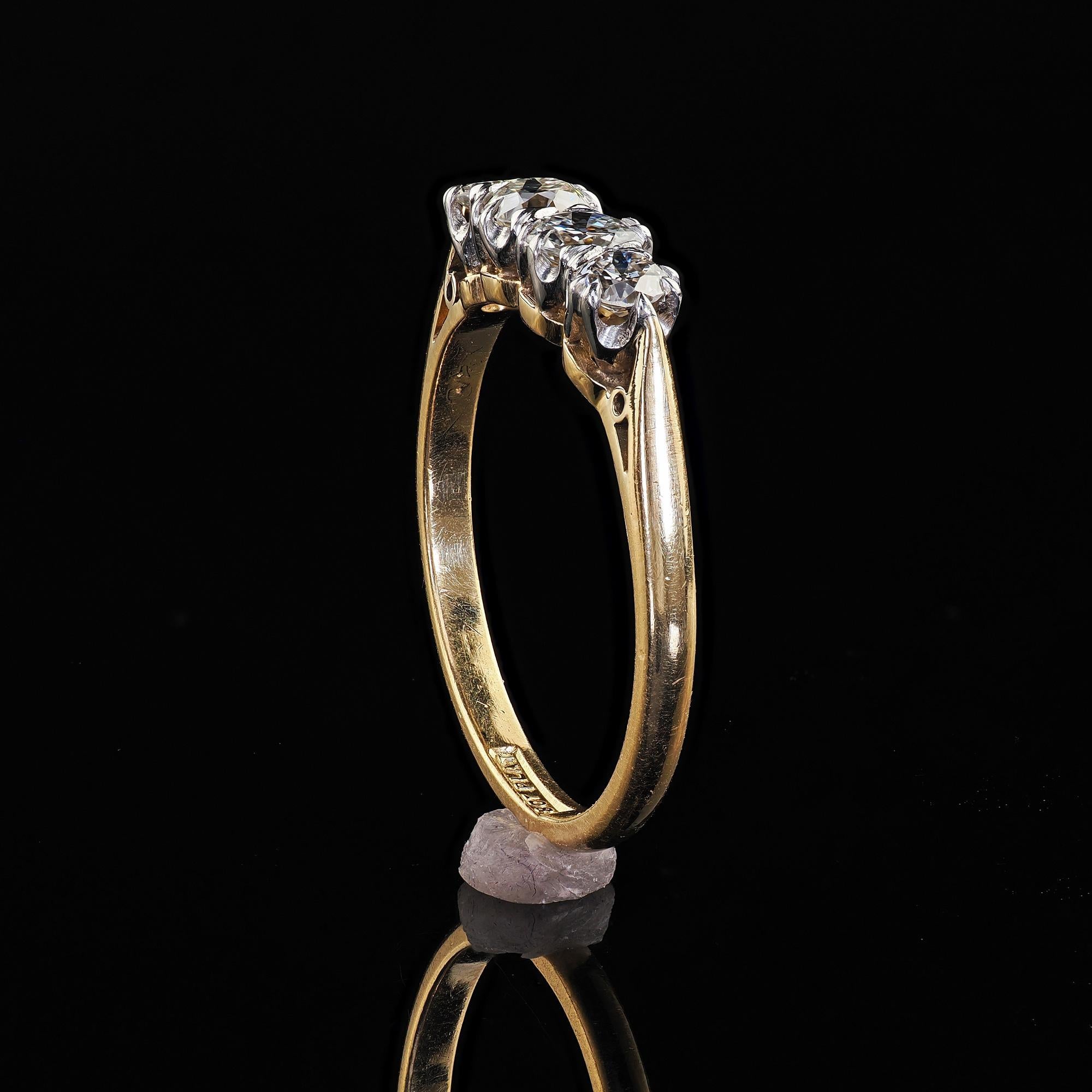 Antico anello edoardiano in oro 18 carati e platino Old Cut con quattro pietre di diamante in vendita 3