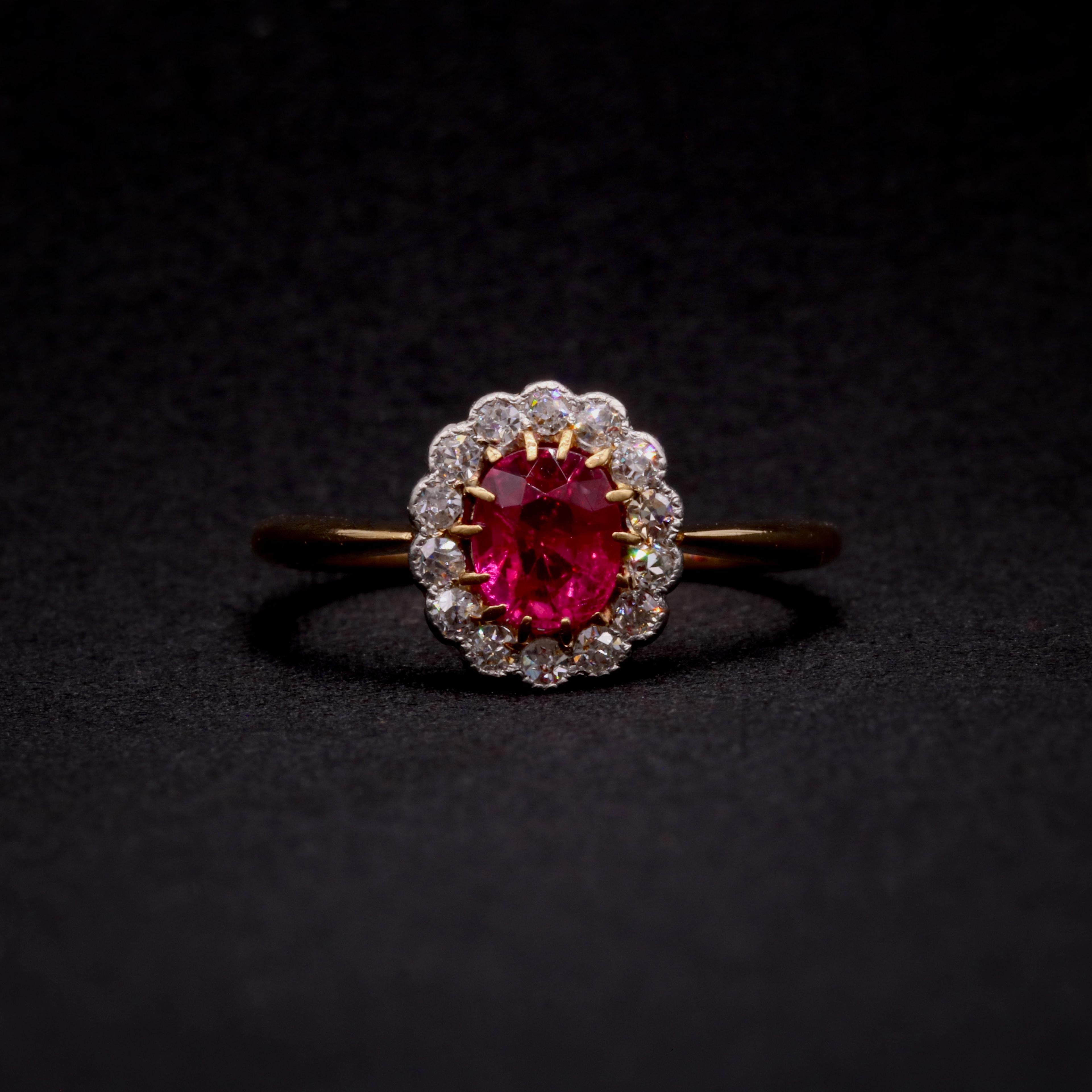 Antiguo anillo eduardiano de oro de 18 quilates y platino con racimo de rubíes y diamantes talla antigua Eduardiano
