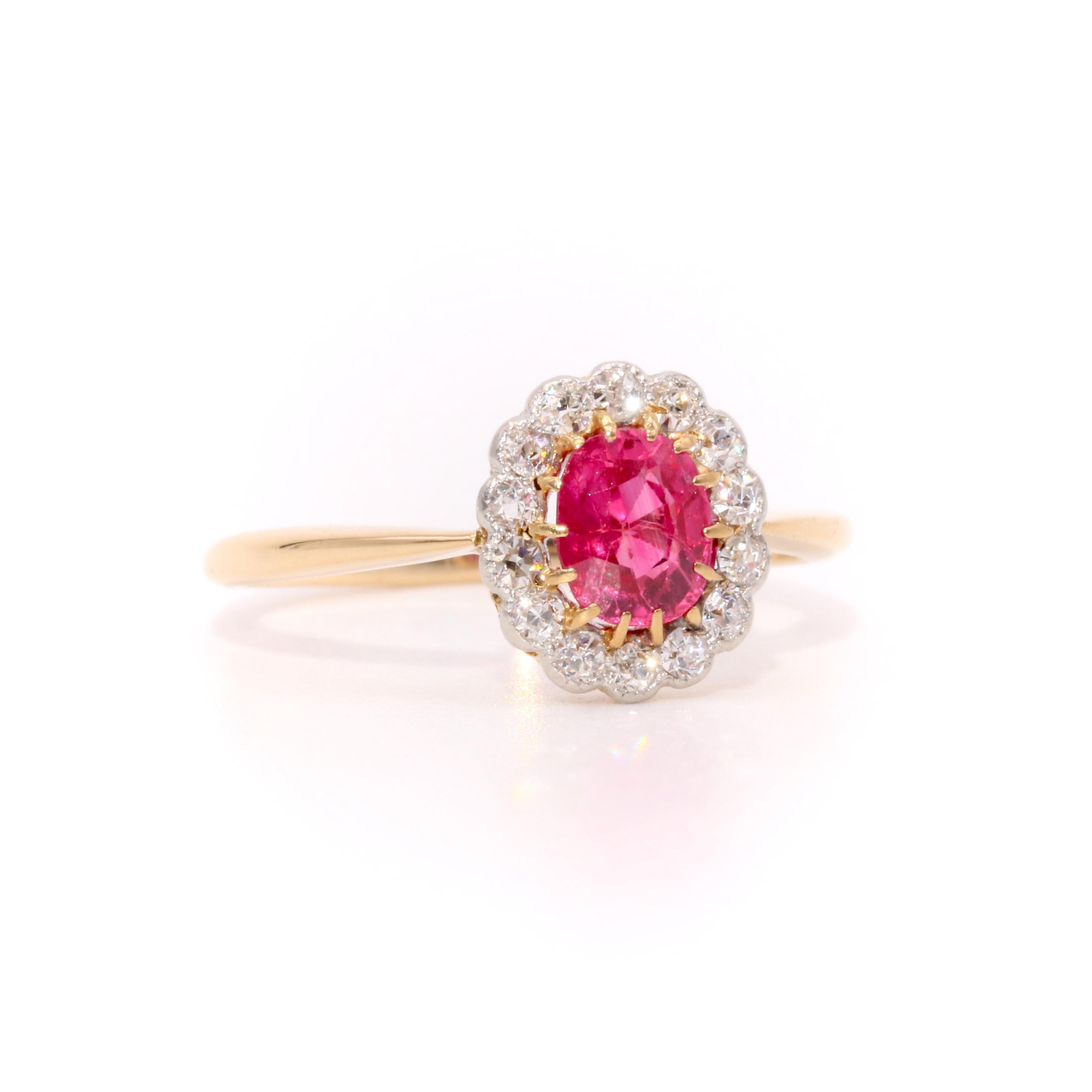 Antiguo anillo eduardiano de oro de 18 quilates y platino con racimo de rubíes y diamantes talla antigua Corte oval