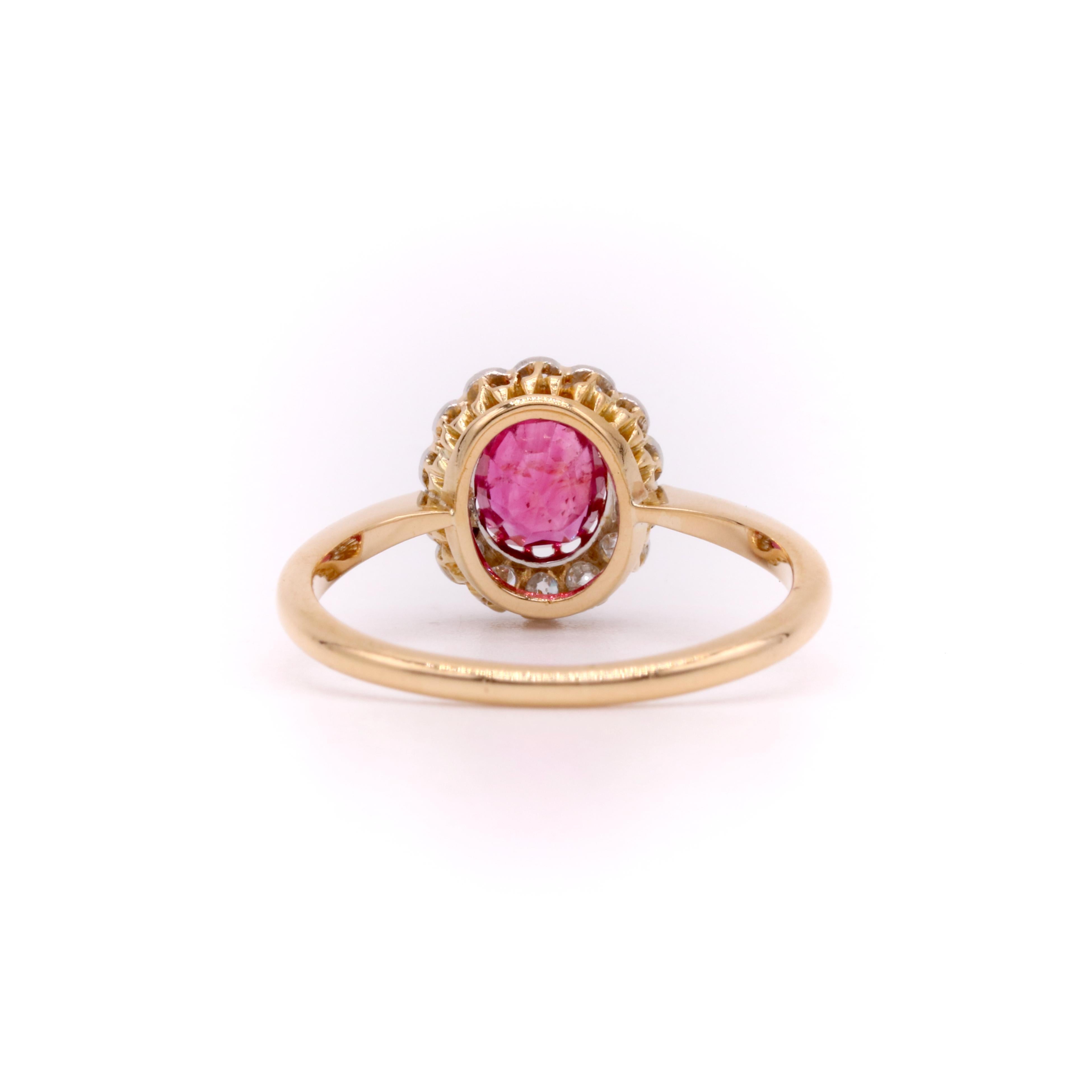 Antiguo anillo eduardiano de oro de 18 quilates y platino con racimo de rubíes y diamantes talla antigua 1