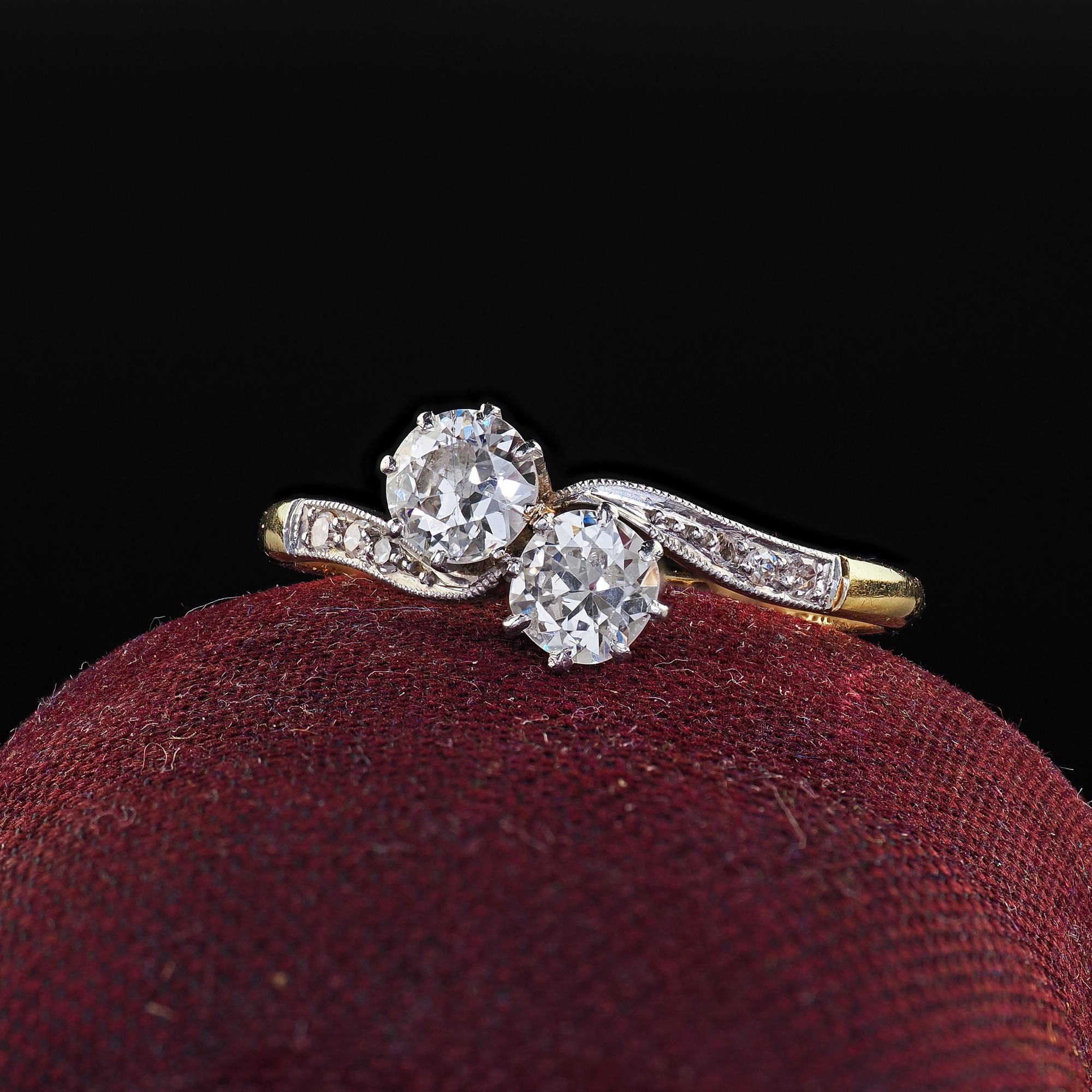 Magnifique bague ancienne Edwardienne en or 18K et platine Toi et Moi en diamant vieux européen. Cette incroyable bague édouardienne Toi et Moi en diamant de taille européenne ancienne est réalisée en or jaune 18 carats et en platine. Cette bague