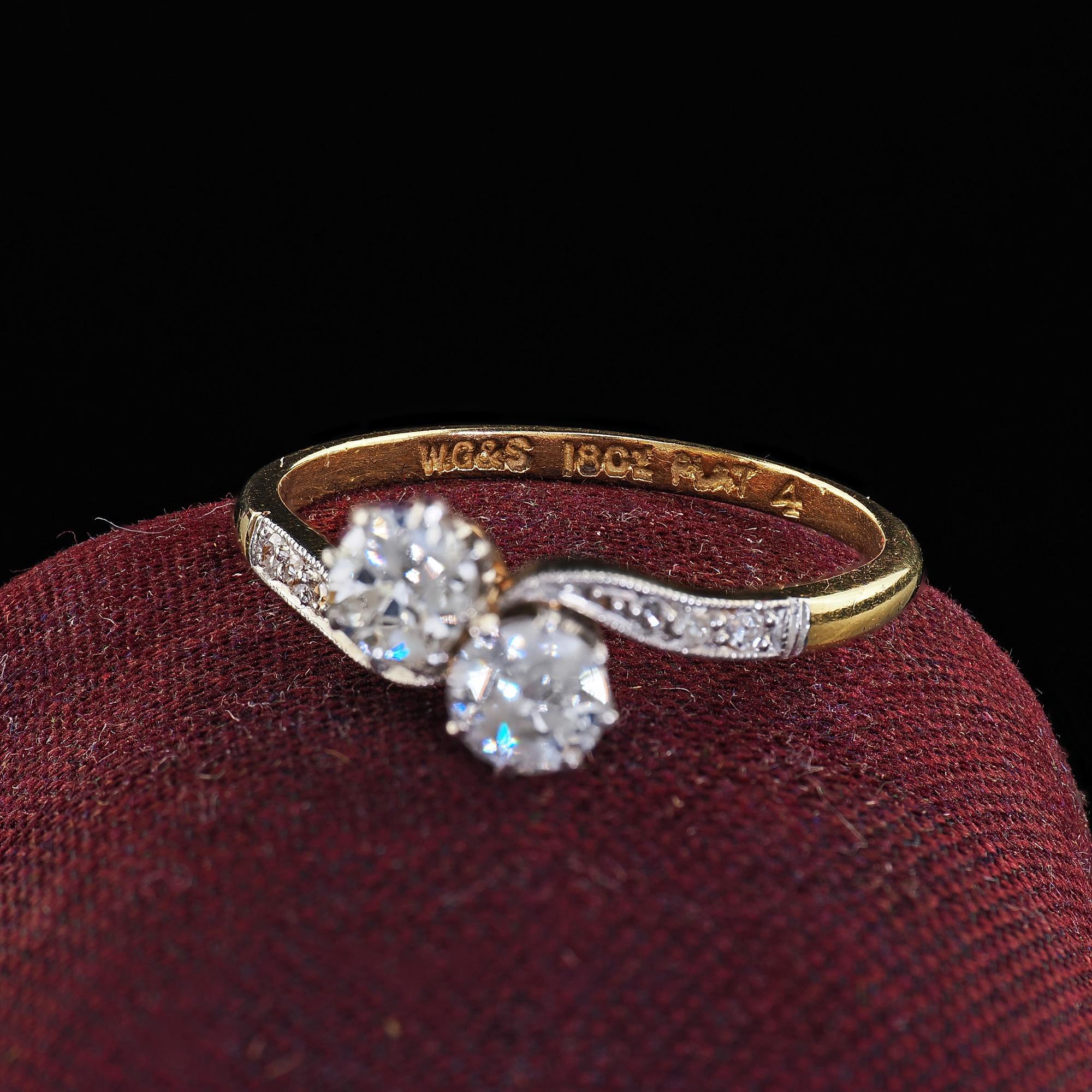 Bague ancienne édouardienne en or 18 carats et platine Toi et Moi, diamant vieux européen en vente 1