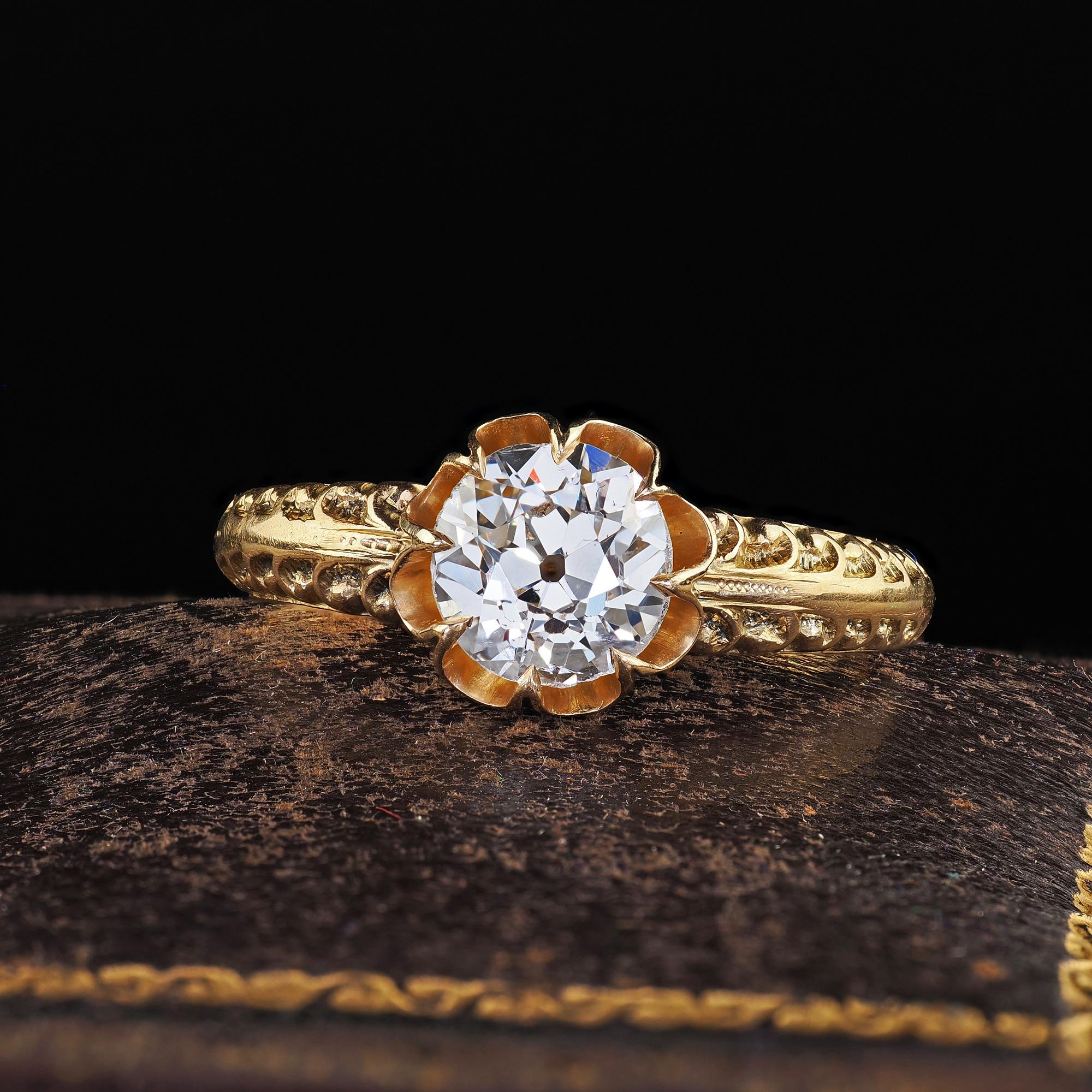 Magnifique bague de fiançailles ancienne Edwardian en or 18 carats avec diamant européen - GIA. Cette incroyable bague de fiançailles de style édouardien avec un diamant européen en forme de bouton d'or est fabriquée en or jaune 18 carats. Cette