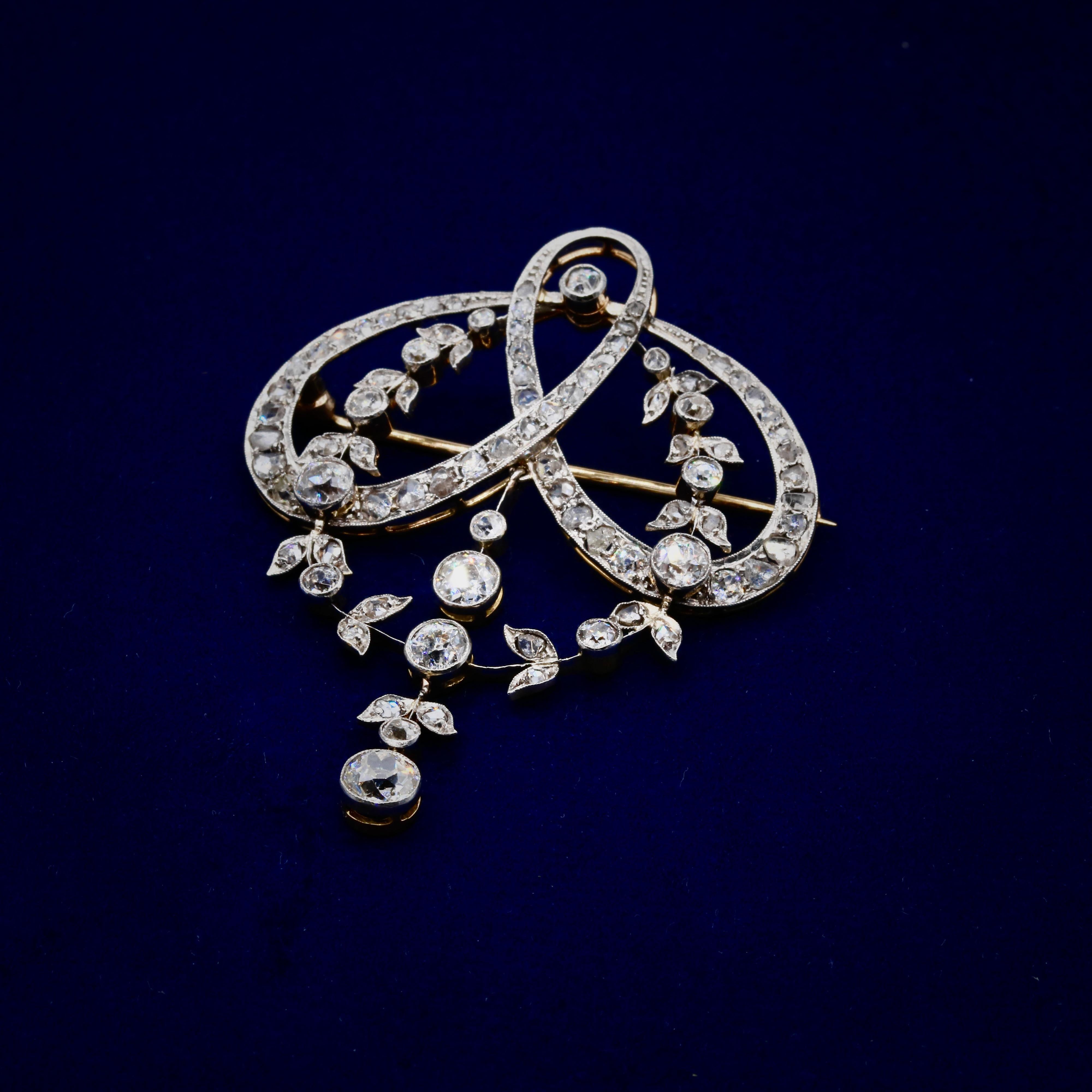 Antique Edwardian 18K Gold & Platinum 3.34ctw Diamond Garland Pendant or Brooch In Good Condition For Sale In Staines-Upon-Thames, GB
