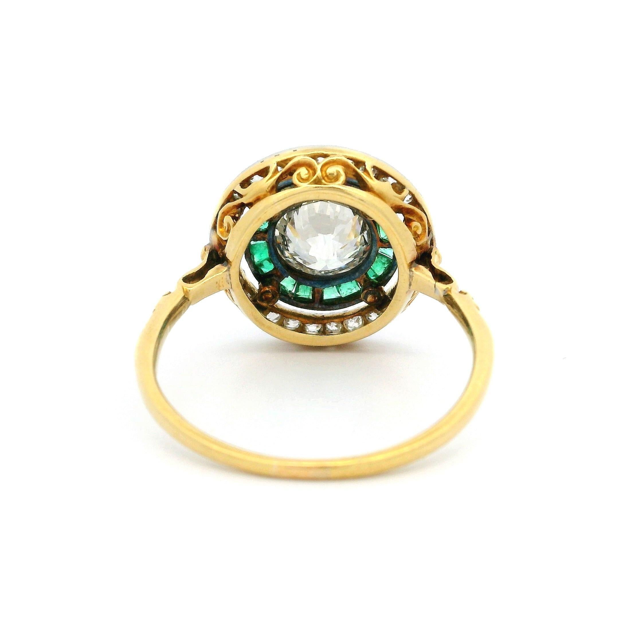--Pietre: --
(1) Diamante naturale autentico - Taglio Eurepeo Antico - castone a grana grossa - Colore F - Nature VS2 - Circa 1,25 ct.
(28) Diamanti Nature autentici - taglio Old Single e Old Mine - incastonati a pavé 
(19) Smeraldi naturali