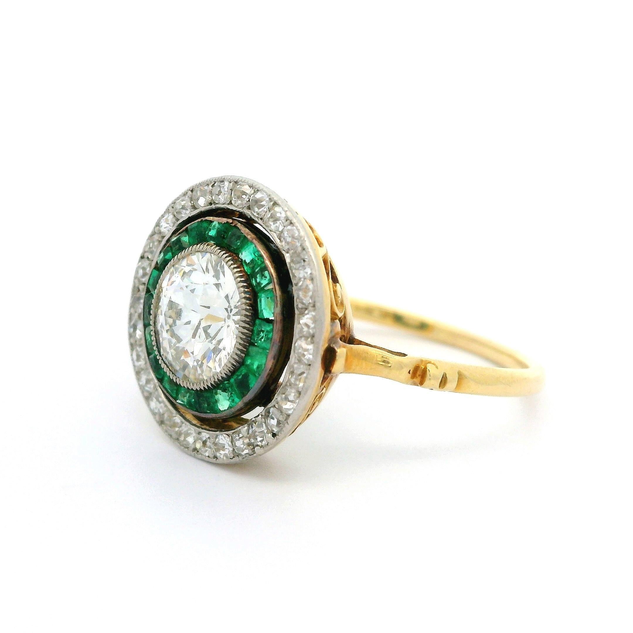 Taglio antico europeo Antico anello eduardiano in oro 18k platino con diamante smeraldo rotondo a forma di bersaglio concentrico in vendita