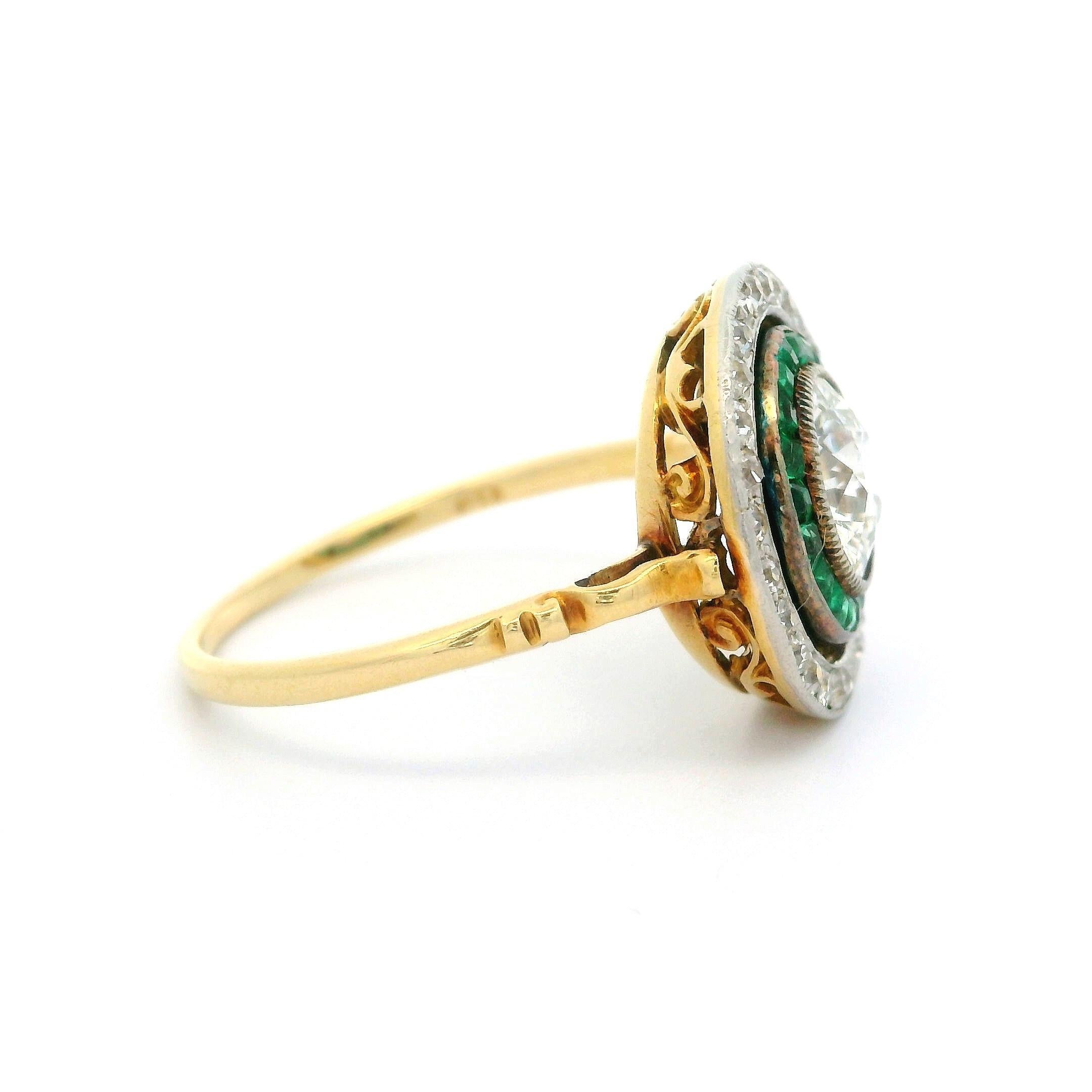 Antico anello eduardiano in oro 18k platino con diamante smeraldo rotondo a forma di bersaglio concentrico In condizioni ottime in vendita a Montclair, NJ