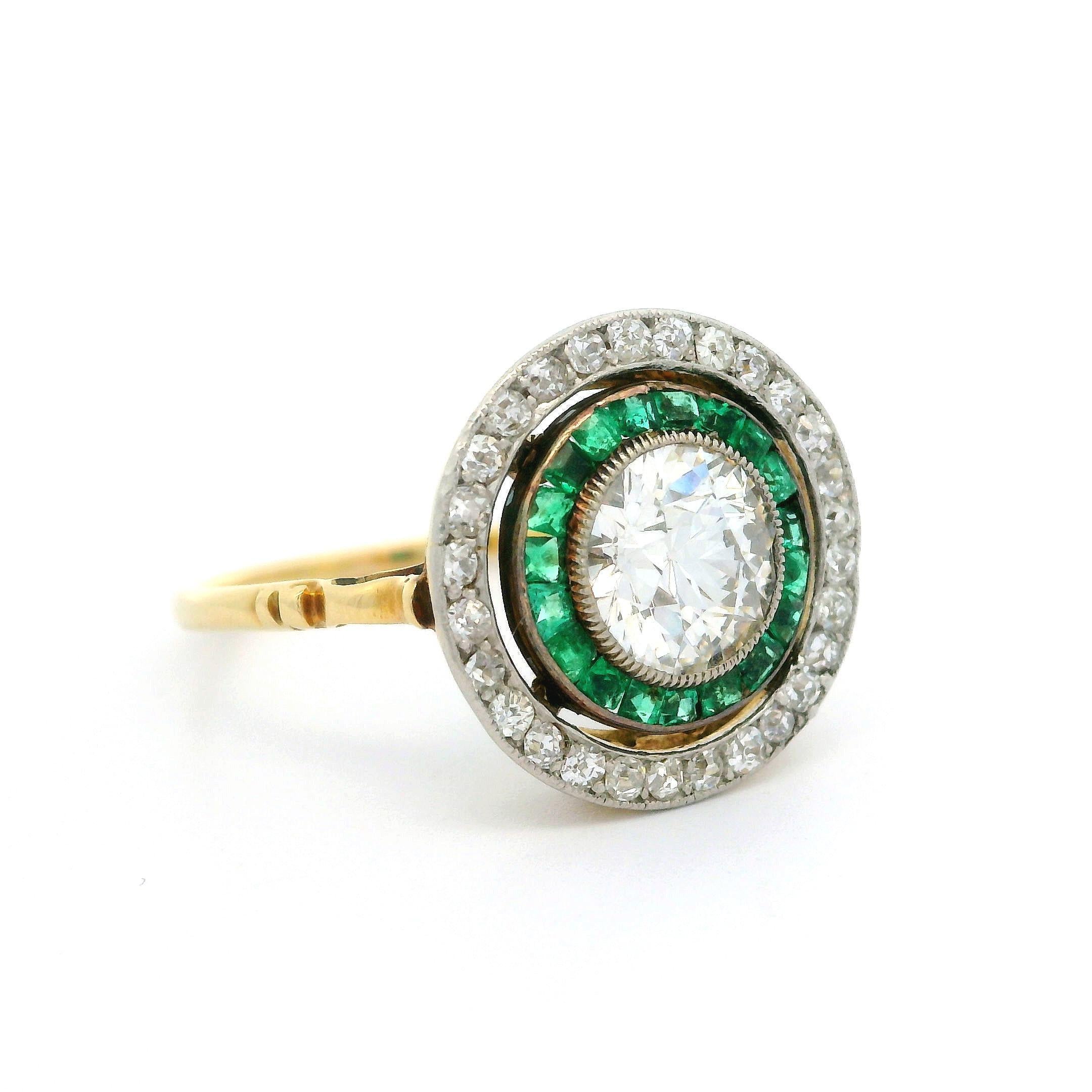 Antico anello eduardiano in oro 18k platino con diamante smeraldo rotondo a forma di bersaglio concentrico in vendita 1
