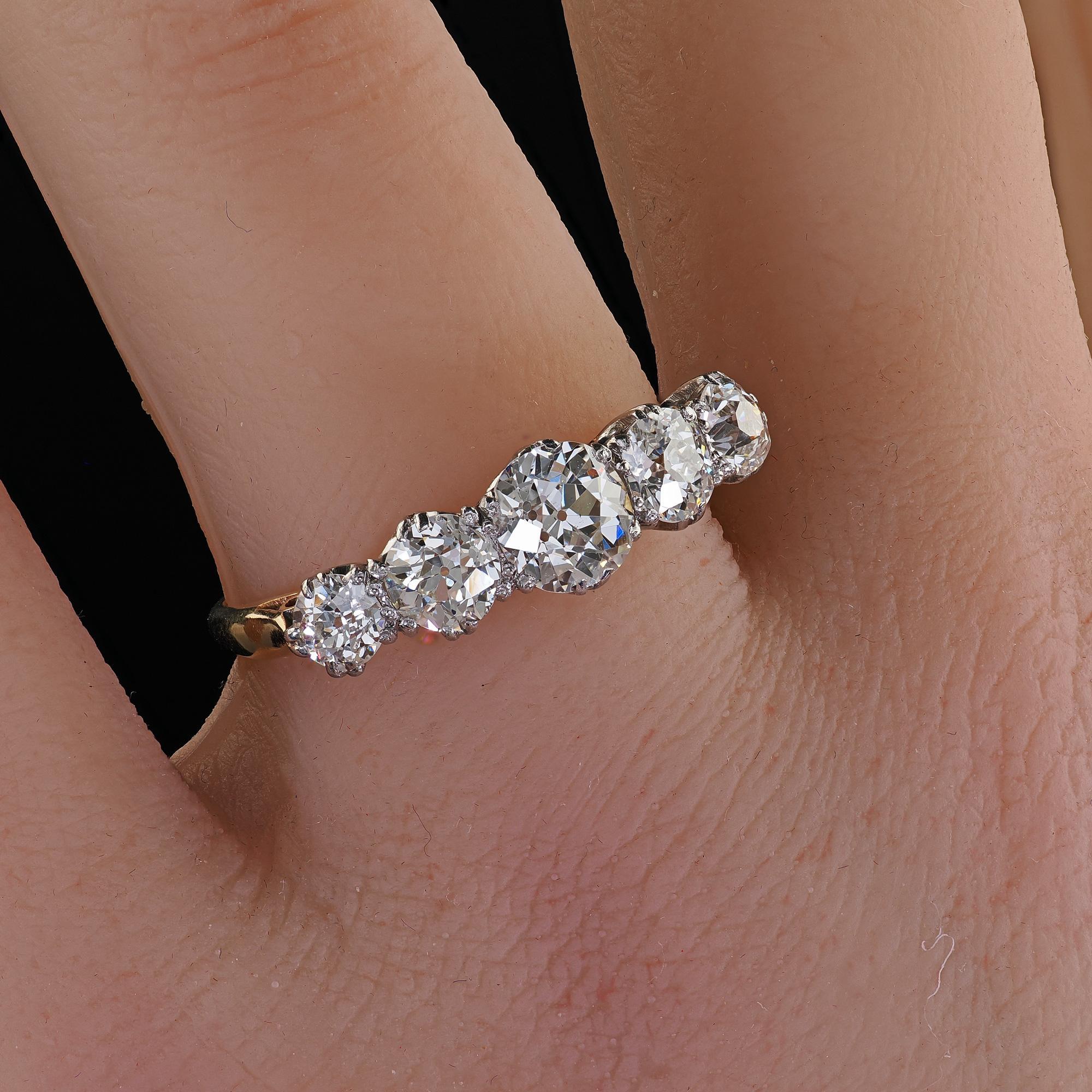 Alliance édouardienne ancienne en or bicolore 18 carats à cinq diamants, vieille Europe en vente 4