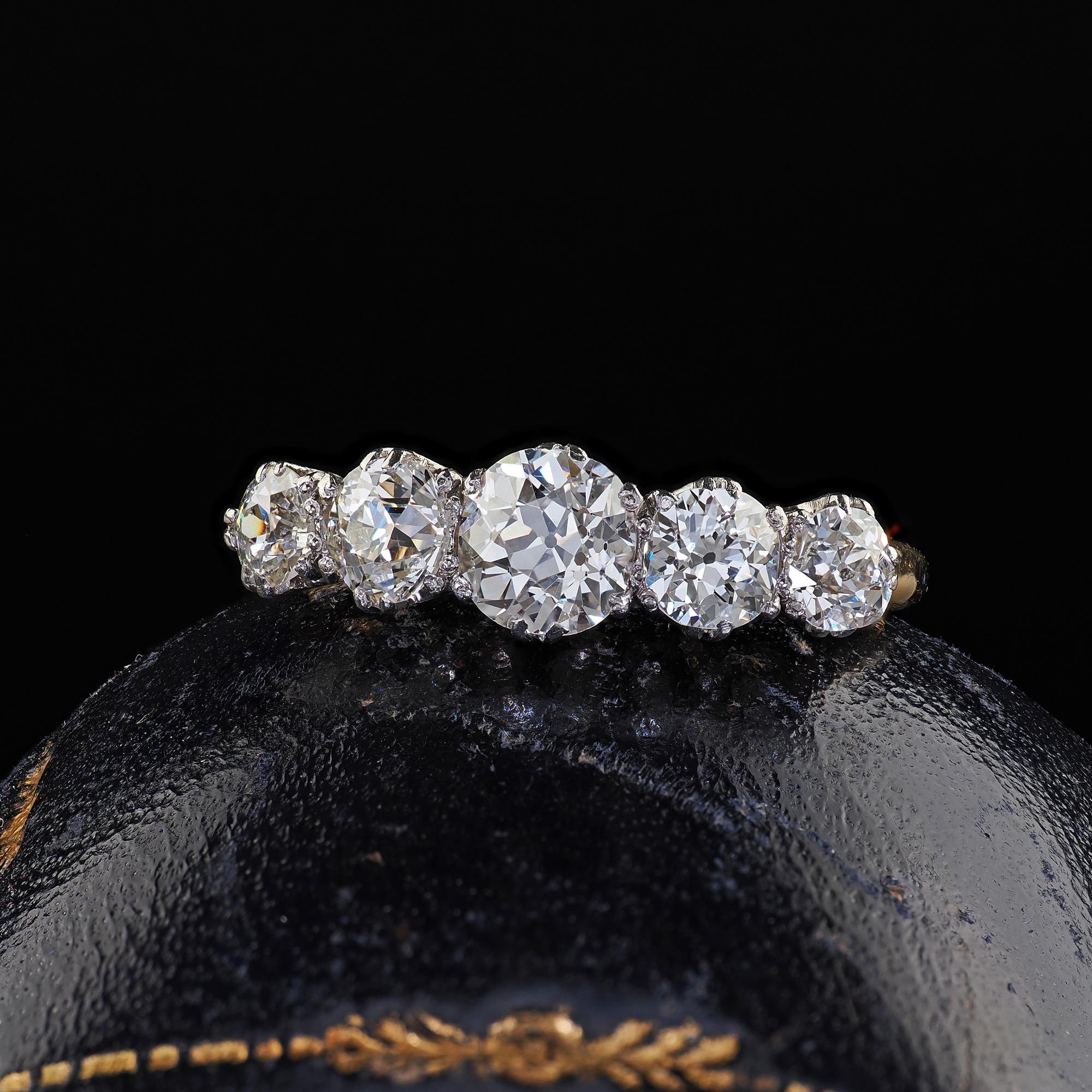 Magnifique bague de mariage ancienne en or bicolore 18K Edwardian à cinq diamants. Ce magnifique bracelet édouardien à cinq diamants de style européen ancien est réalisé en or jaune et blanc 18 carats. La bague est ornée de cinq diamants brillants