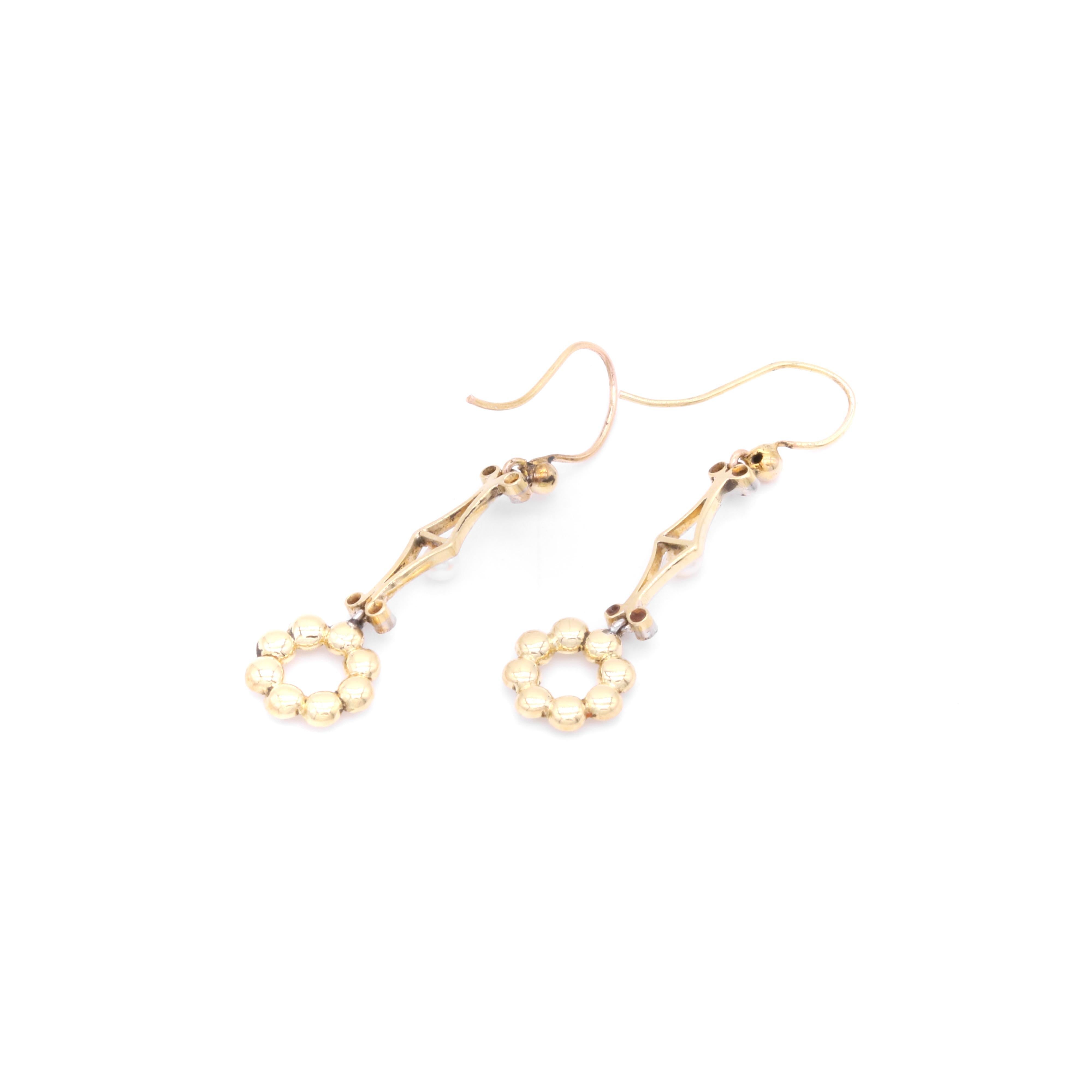 Pendants d'oreilles édouardiens anciens en or blanc et jaune 18 carats, perles et diamants en vente 3