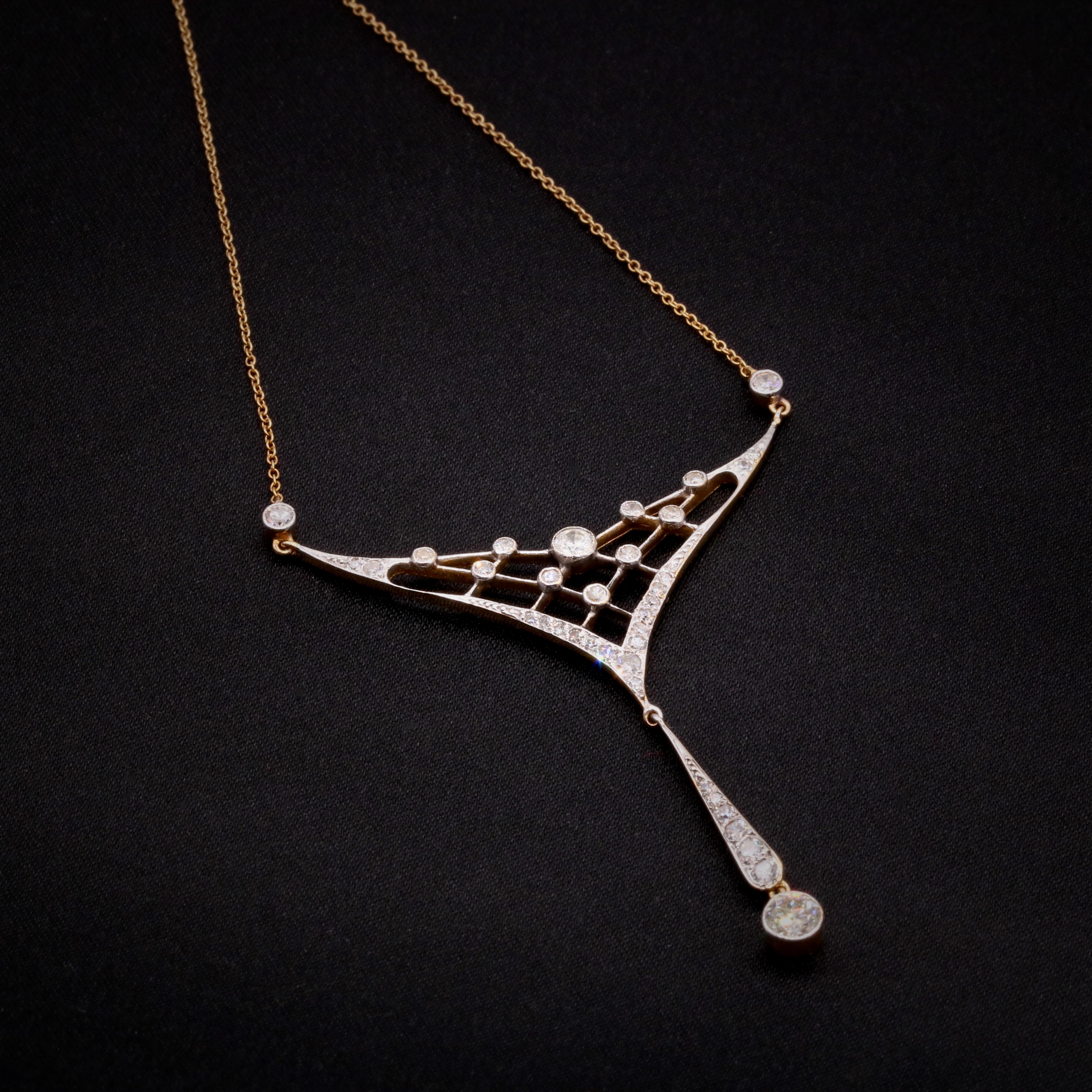 Collier édouardien en diamant, platine et or jaune, comprenant deux gros diamants anciens de taille européenne et trente-cinq diamants anciens de taille unique, sertis en platine, soutenus par de l'or jaune 15 carats, avec une chaîne en or jaune 18