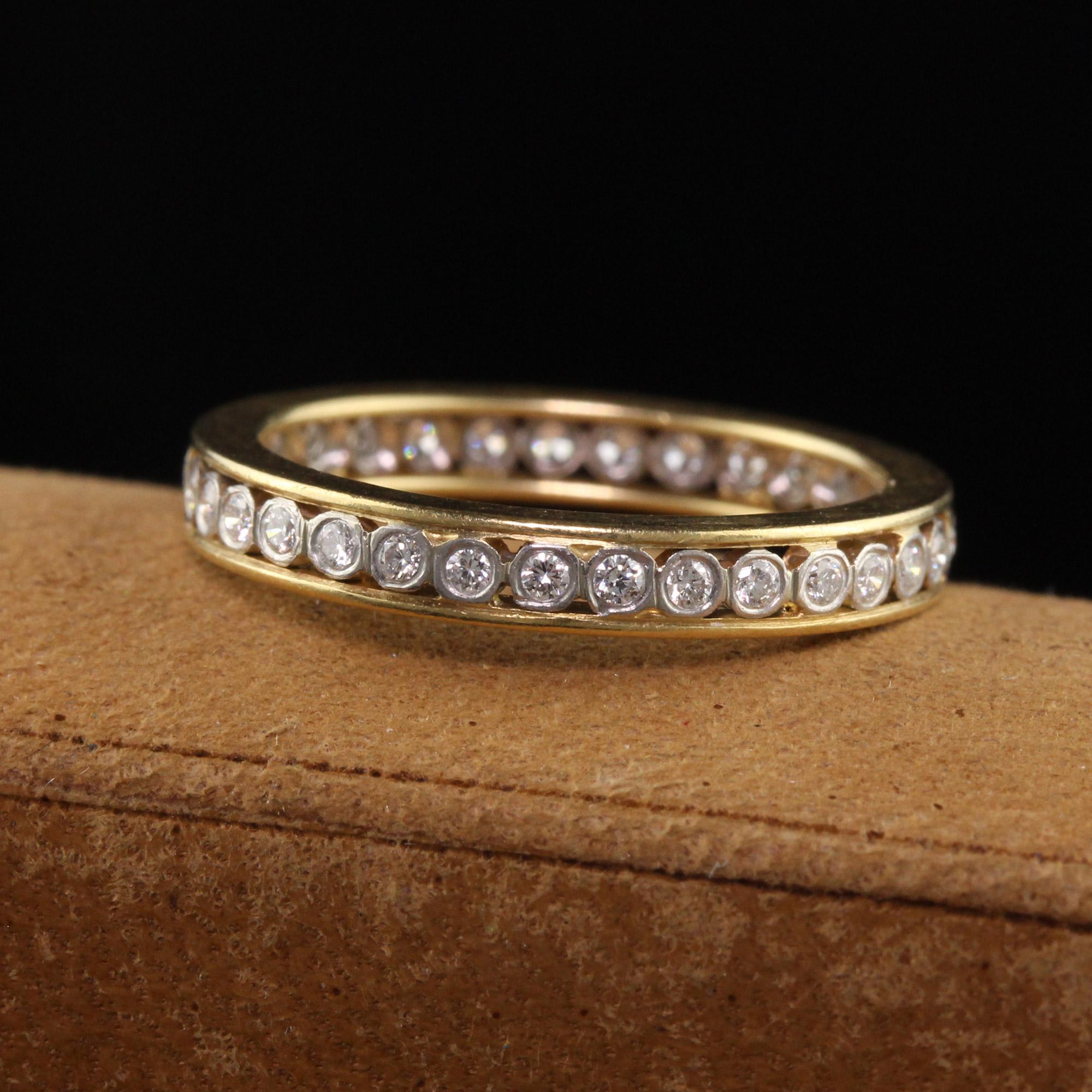 Vintage Retro 18K Gelbgold und Platin Old Euro Diamond Eternity Band. Dieser wunderschöne Ewigkeitsring ist aus 18 Karat Gelbgold und Platin gefertigt. Er hat alte Diamanten im europäischen Schliff, die den gesamten Ring umgeben.

Artikel