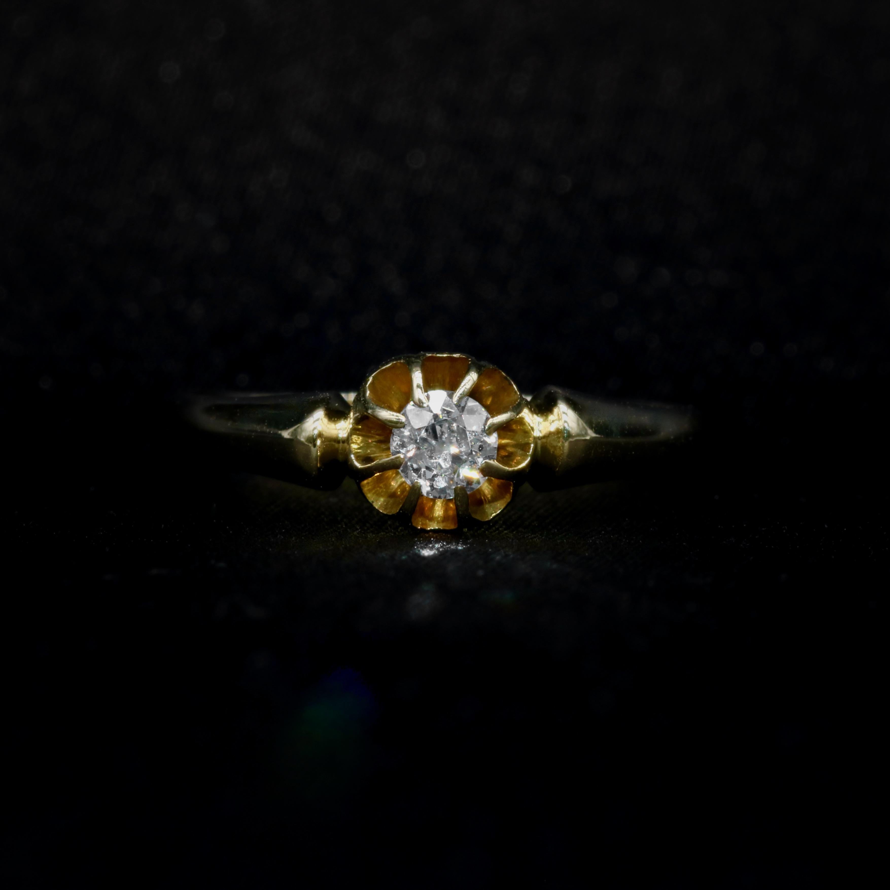 Anillo Solitario Belcher Antiguo Edwardian de Oro Amarillo de 18 K con Diamantes de Corte Antiguo Eduardiano en venta