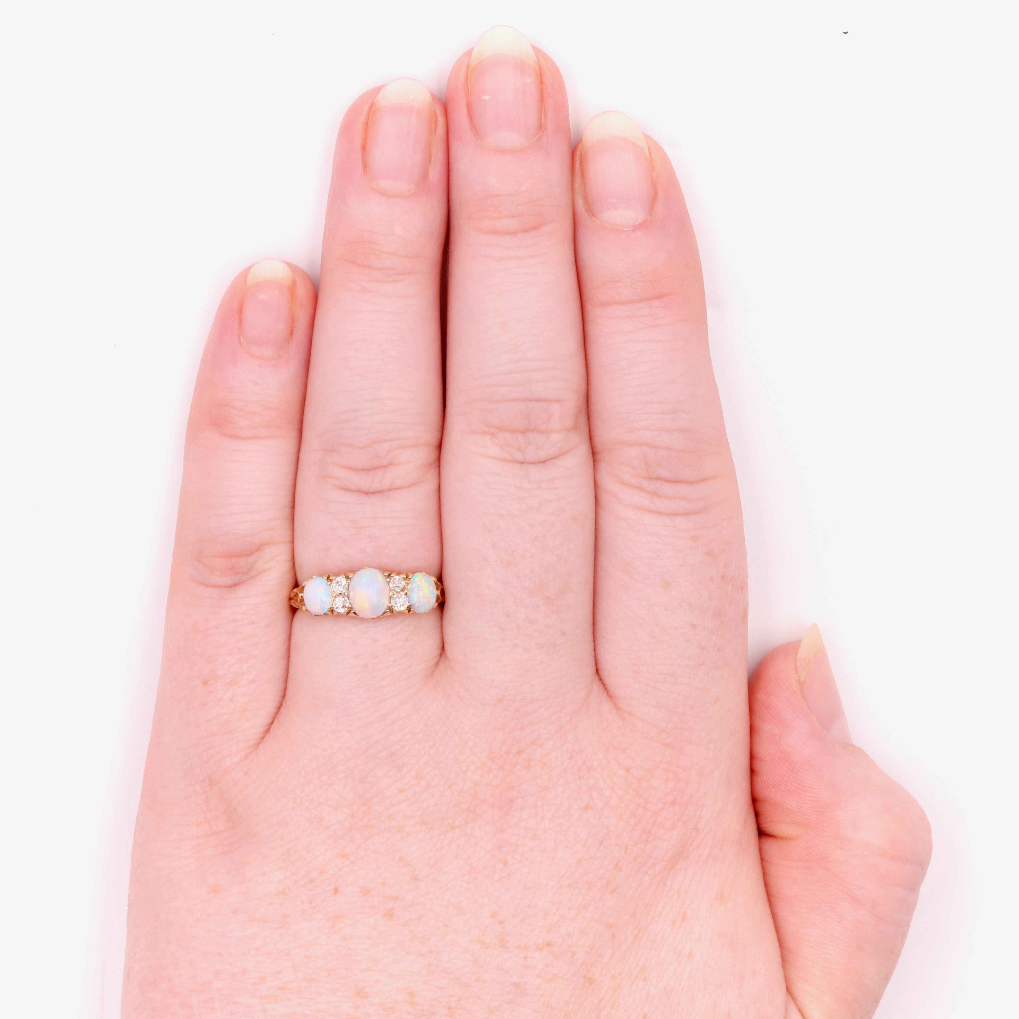 Bague ancienne édouardienne en or jaune 18K avec opale et diamants à 7 pierres en vente 4