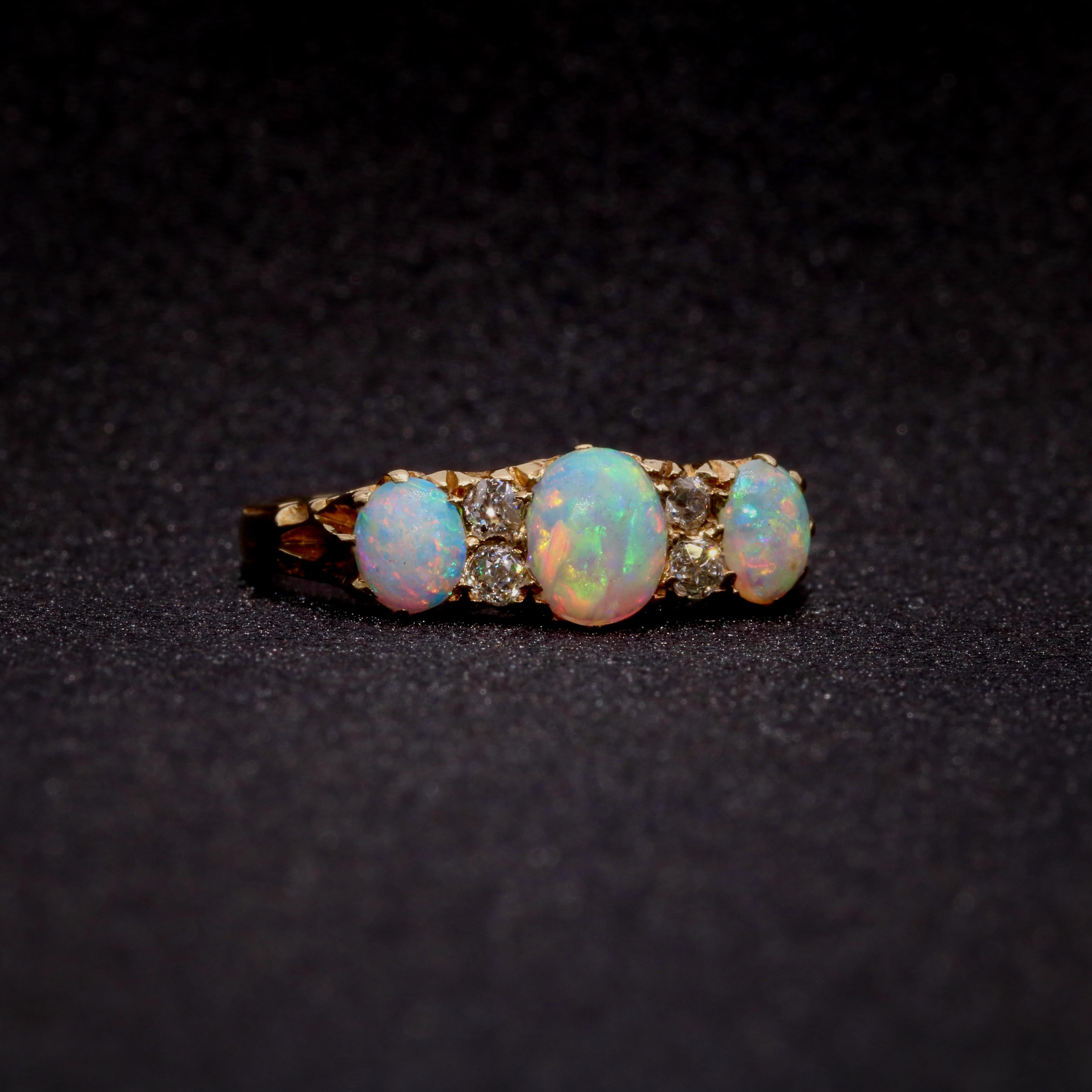 Édouardien Bague ancienne édouardienne en or jaune 18K avec opale et diamants à 7 pierres en vente