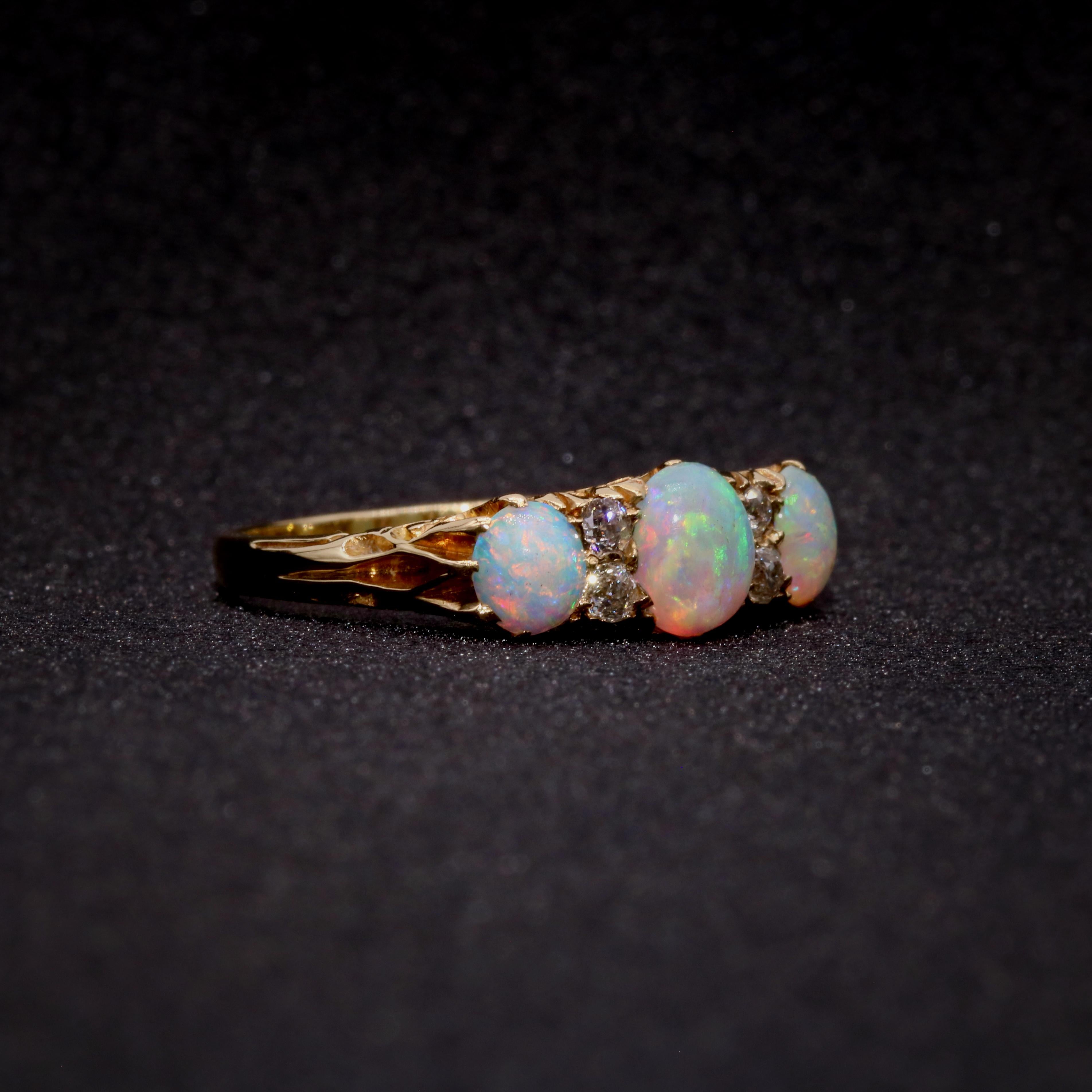 Taille cabochon Bague ancienne édouardienne en or jaune 18K avec opale et diamants à 7 pierres en vente