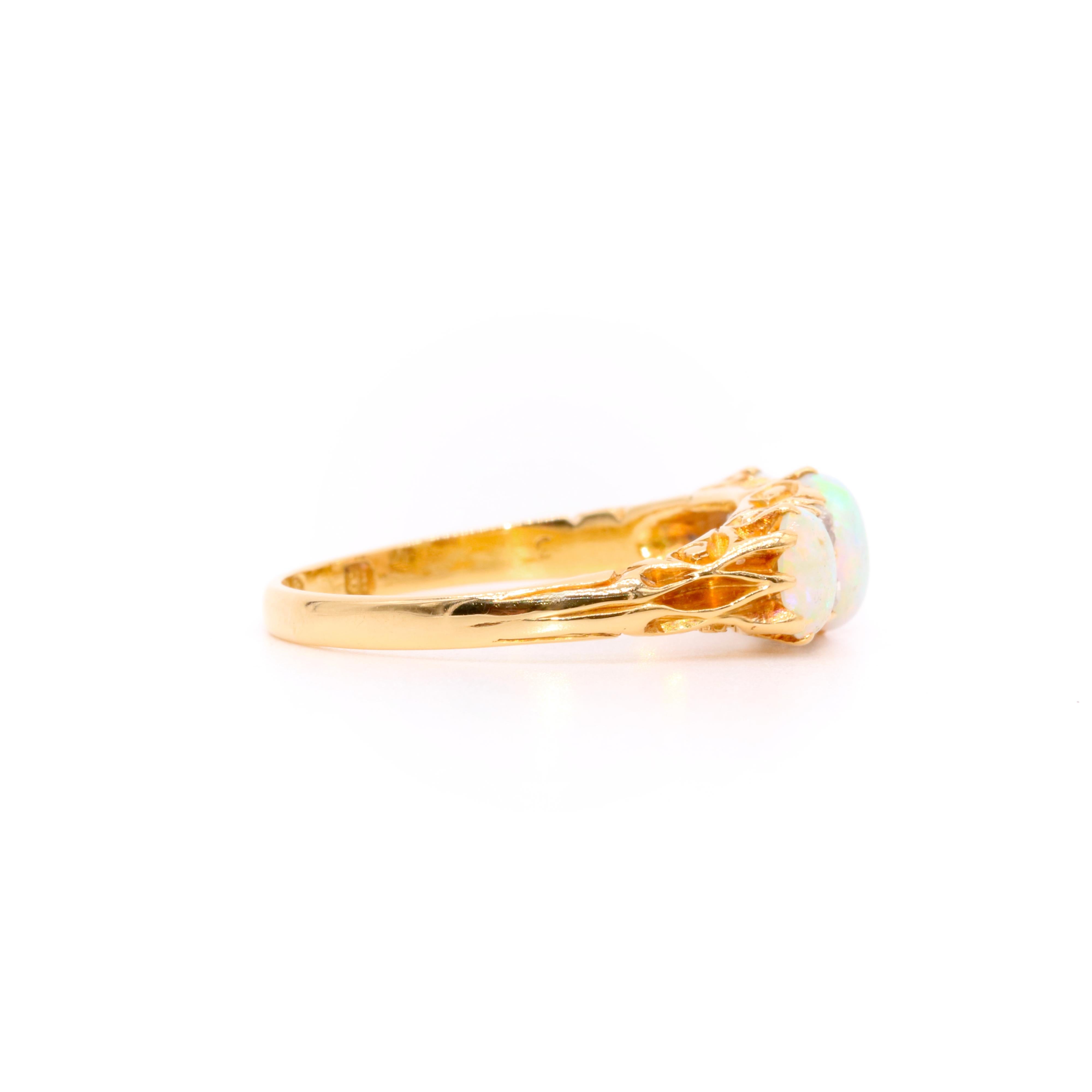 Bague ancienne édouardienne en or jaune 18K avec opale et diamants à 7 pierres Unisexe en vente