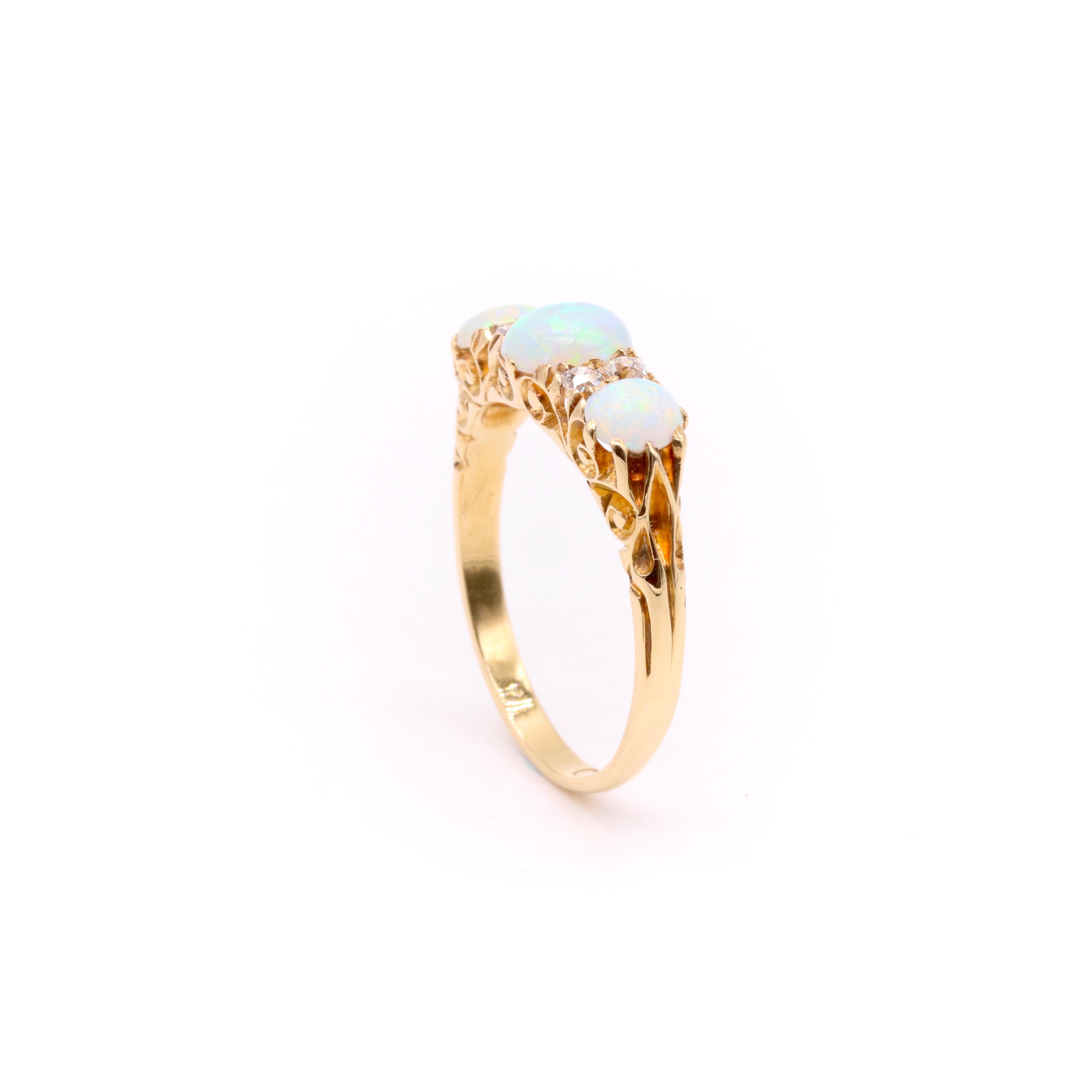 Bague ancienne édouardienne en or jaune 18K avec opale et diamants à 7 pierres en vente 2