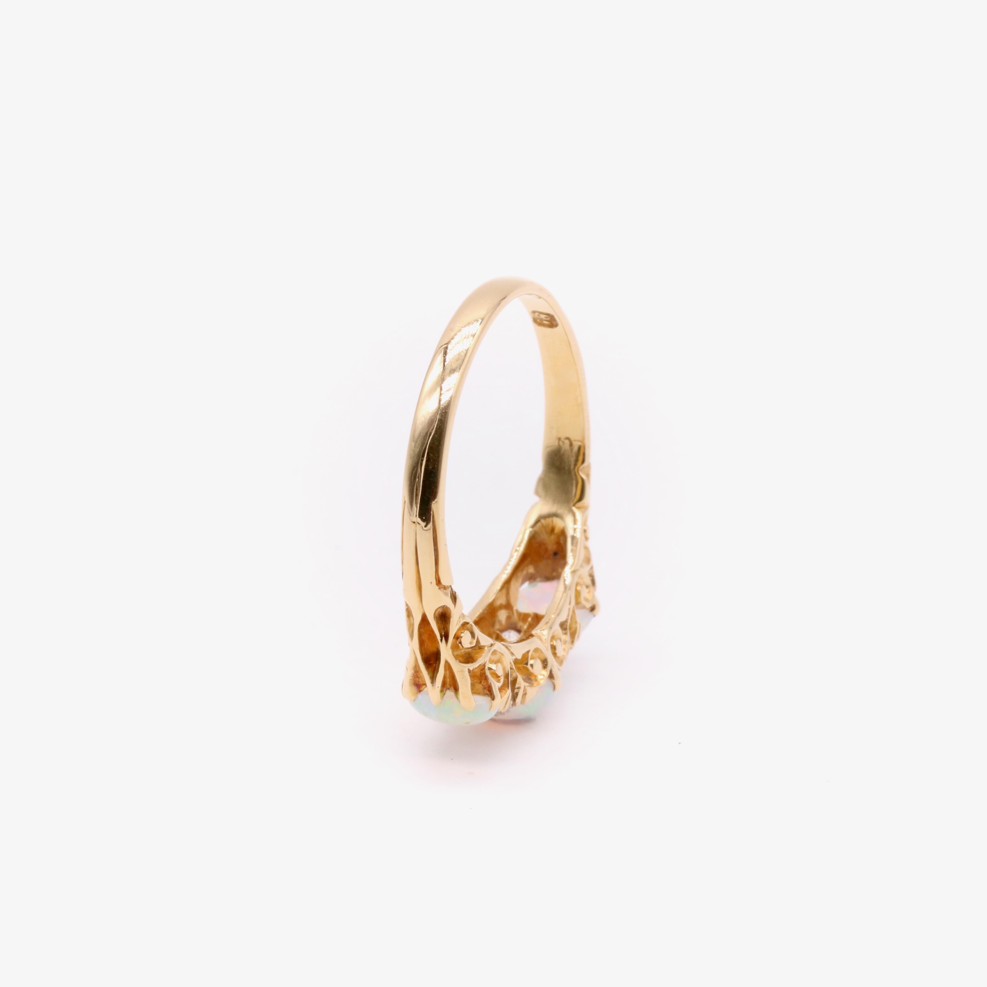 Bague ancienne édouardienne en or jaune 18K avec opale et diamants à 7 pierres en vente 3