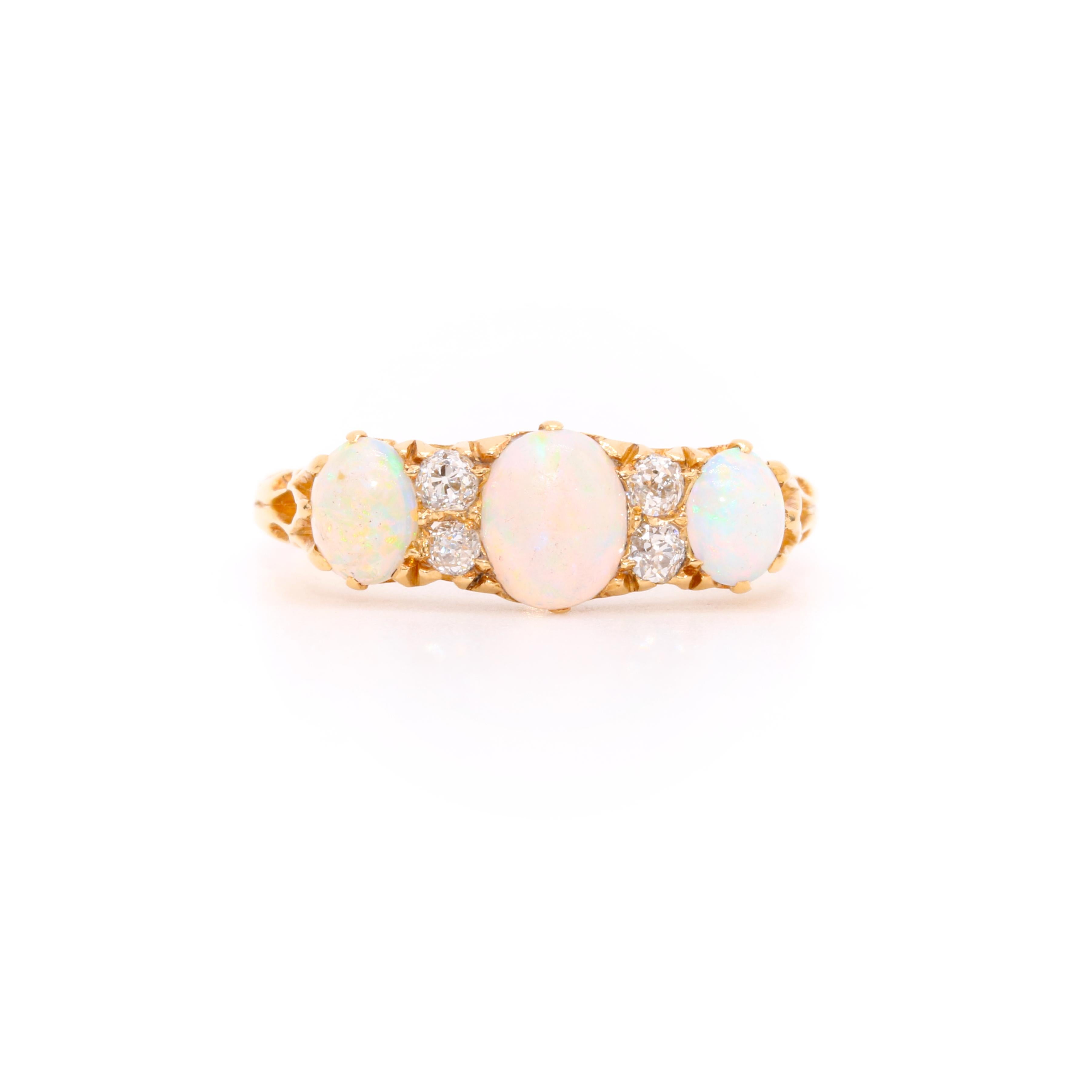 Bague ancienne édouardienne en or jaune 18K avec opale et diamants à 7 pierres