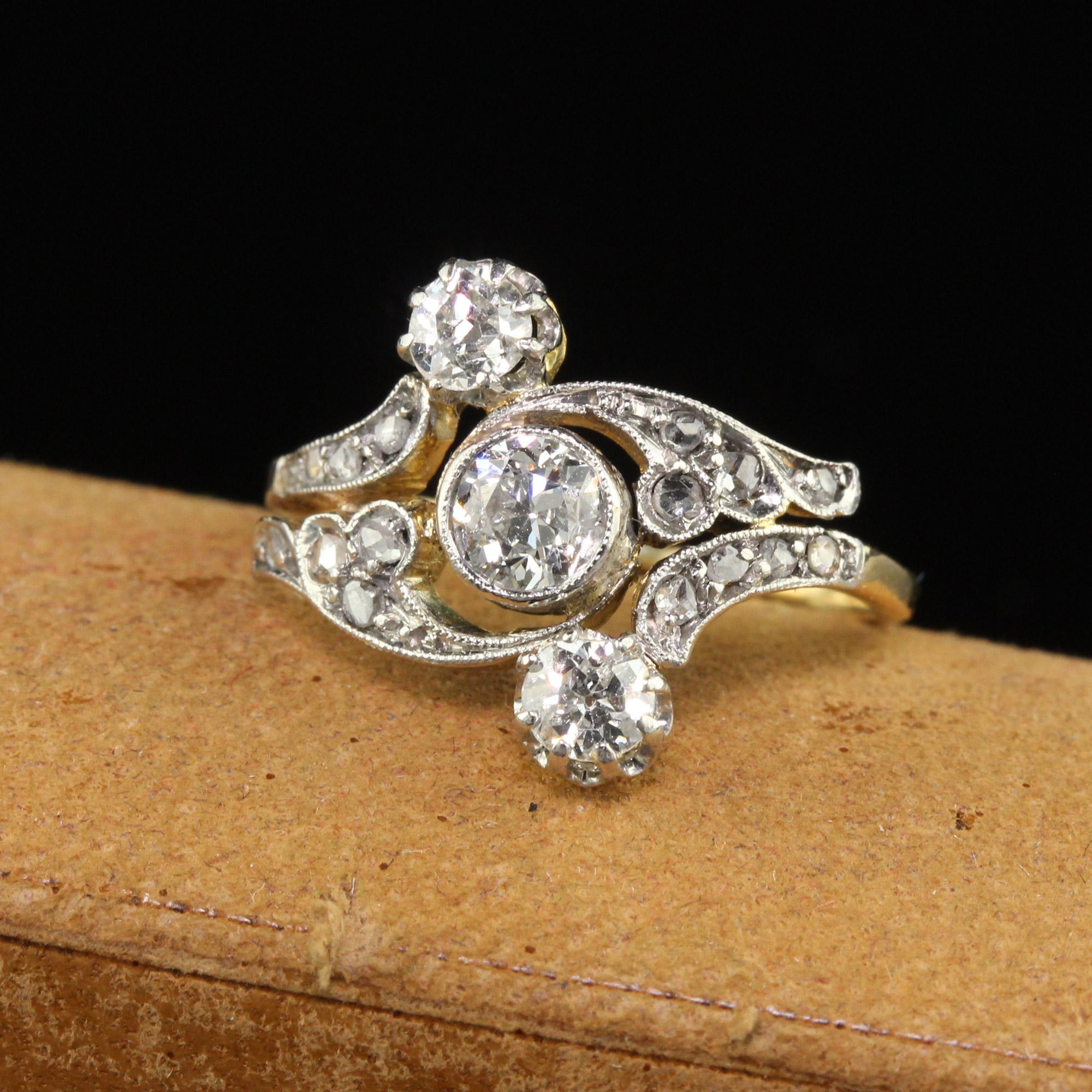 Schöne antike Edwardian 18K Gelbgold Platin Old Euro Diamond Drei Stein Ring. Dieser wunderschöne Ring mit drei Steinen ist aus 18 Karat Gelbgold und Platin gefertigt. Auf der Oberseite des Rings befinden sich drei Diamanten im Altschliff und auf