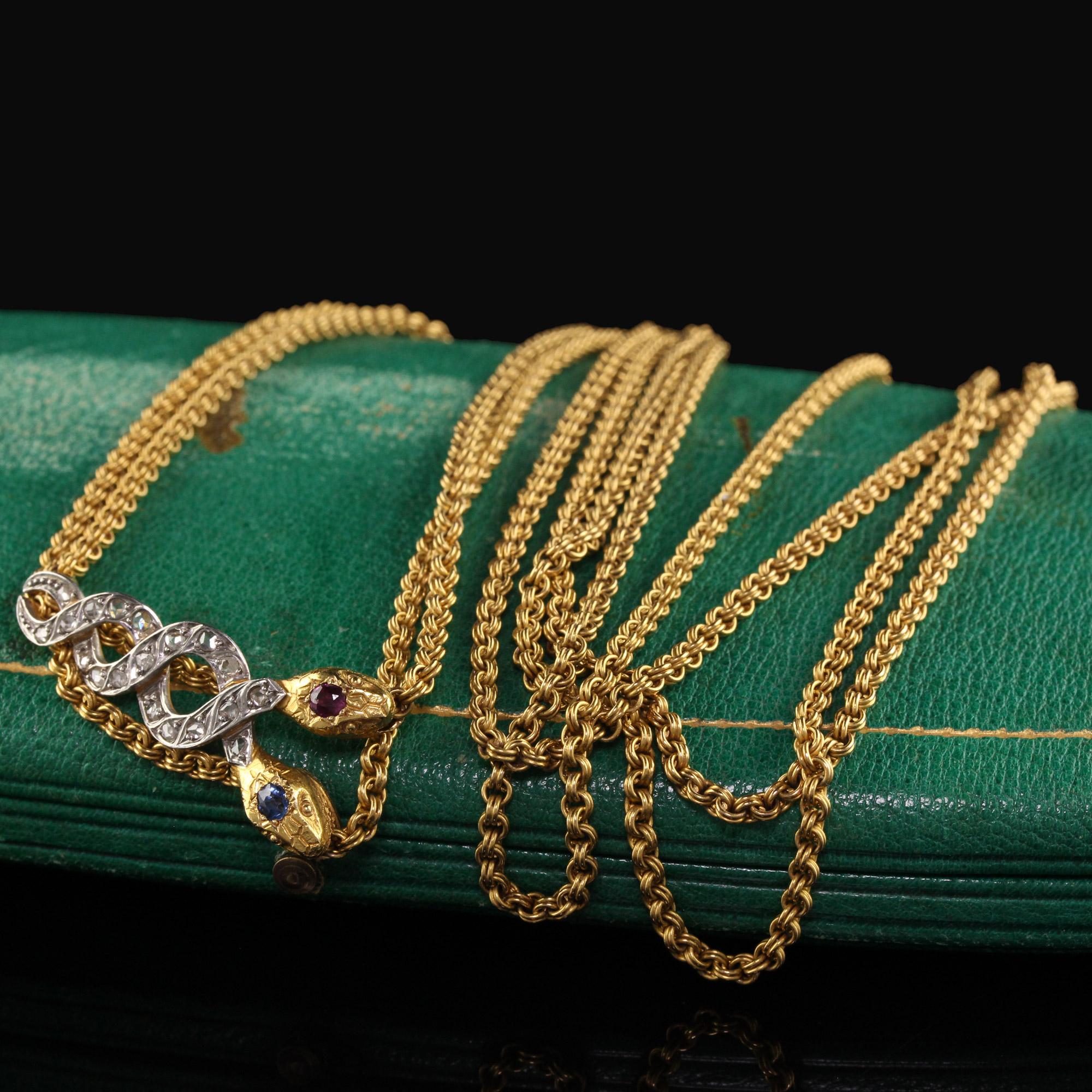 Schöne antike Edwardian 18K Gelbgold Rose Cut Diamond Ruby Sapphire Snake Halskette. Diese erstaunliche Schlangenhalskette ist aus 18k Gelbgold und Platin gefertigt. Die Halskette hat ein wunderschönes Gliederdesign mit einer doppelköpfigen