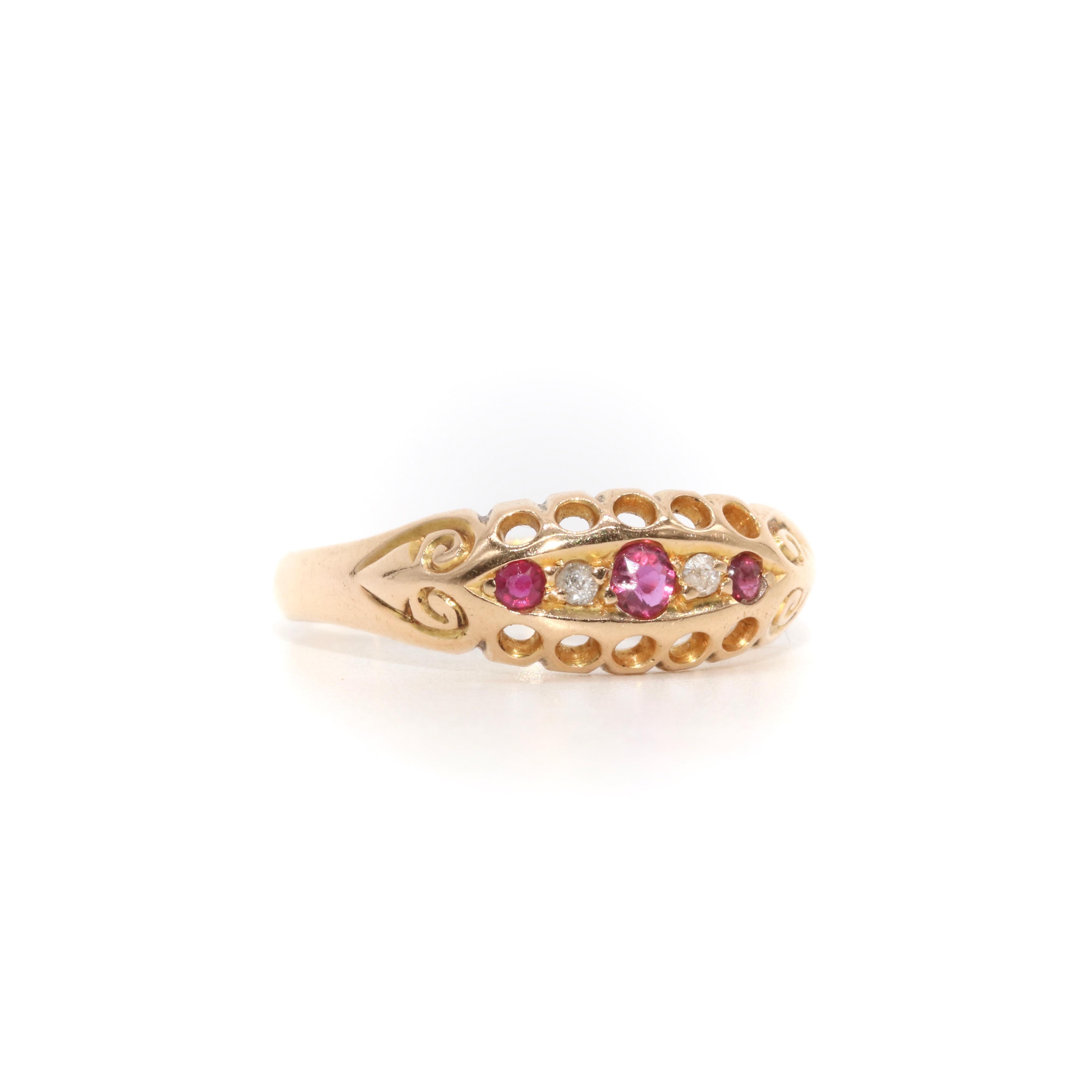 Antique Edwardian 18K Yellow Gold Ruby and Diamond 5 Stone Ring In Good Condition For Sale In Staines-Upon-Thames, GB