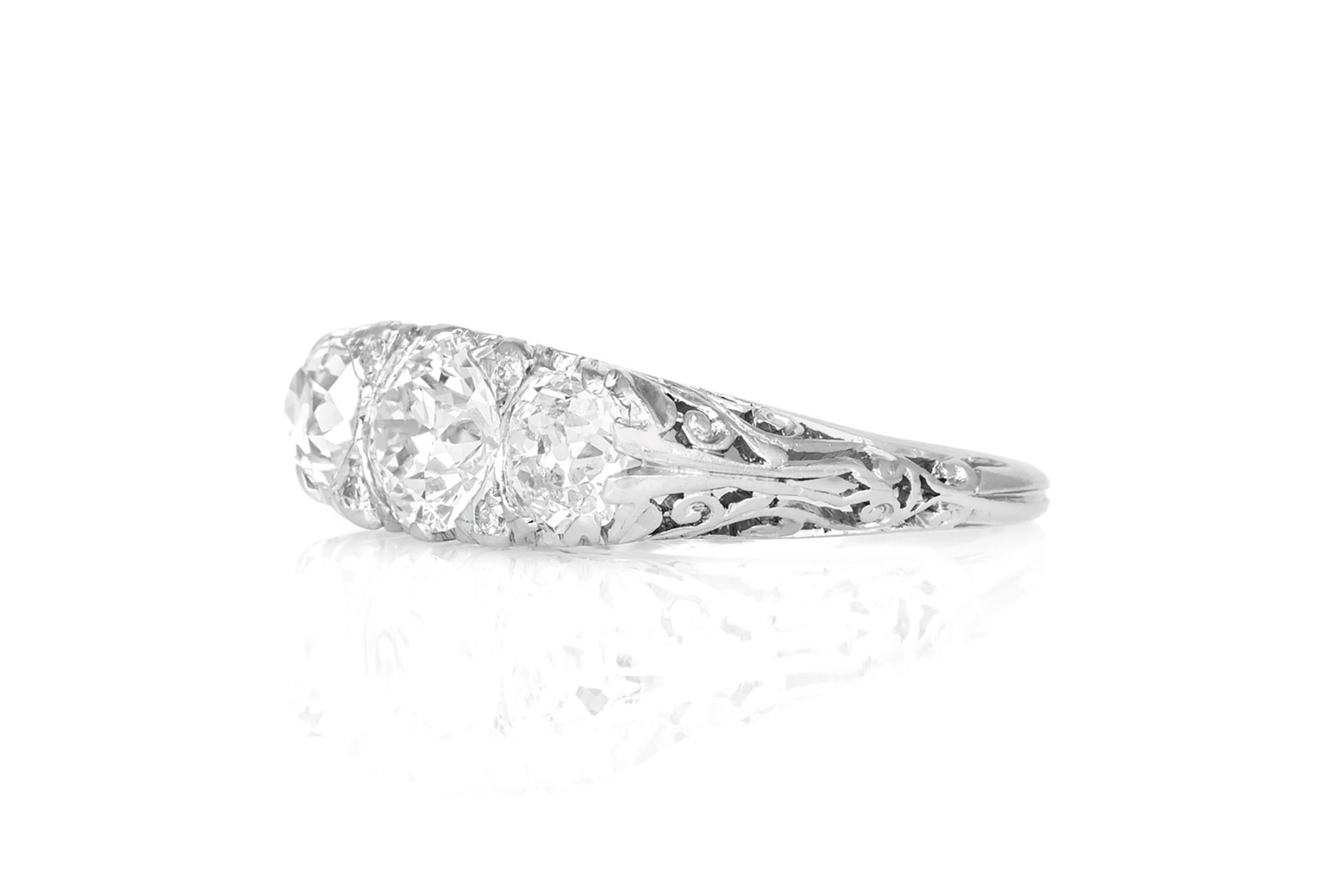 Finemente realizzato in platino con un diamante taglio vecchio europeo al centro del peso di circa 1,00 carati, colore G, purezza VS, accentuato da una coppia di diamanti taglio vecchio europeo del peso totale di circa 1,00 carati.
Circa all'inizio