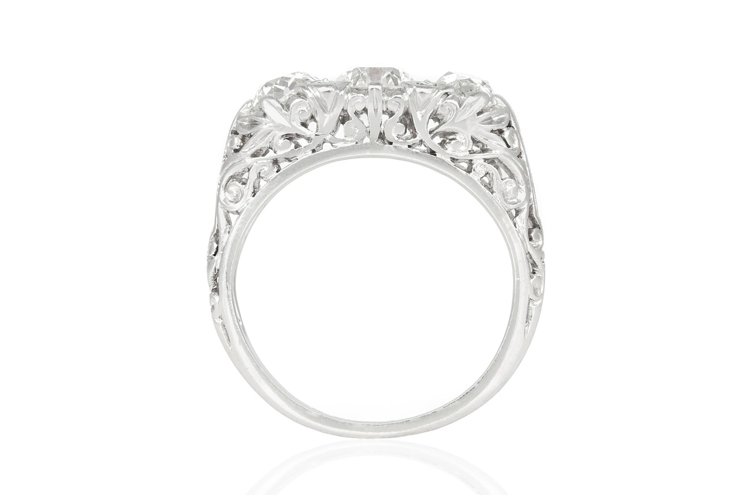 Taglio antico europeo Anello antico edoardiano del 1900 con tre pietre di diamante da 2,00 carati in vendita