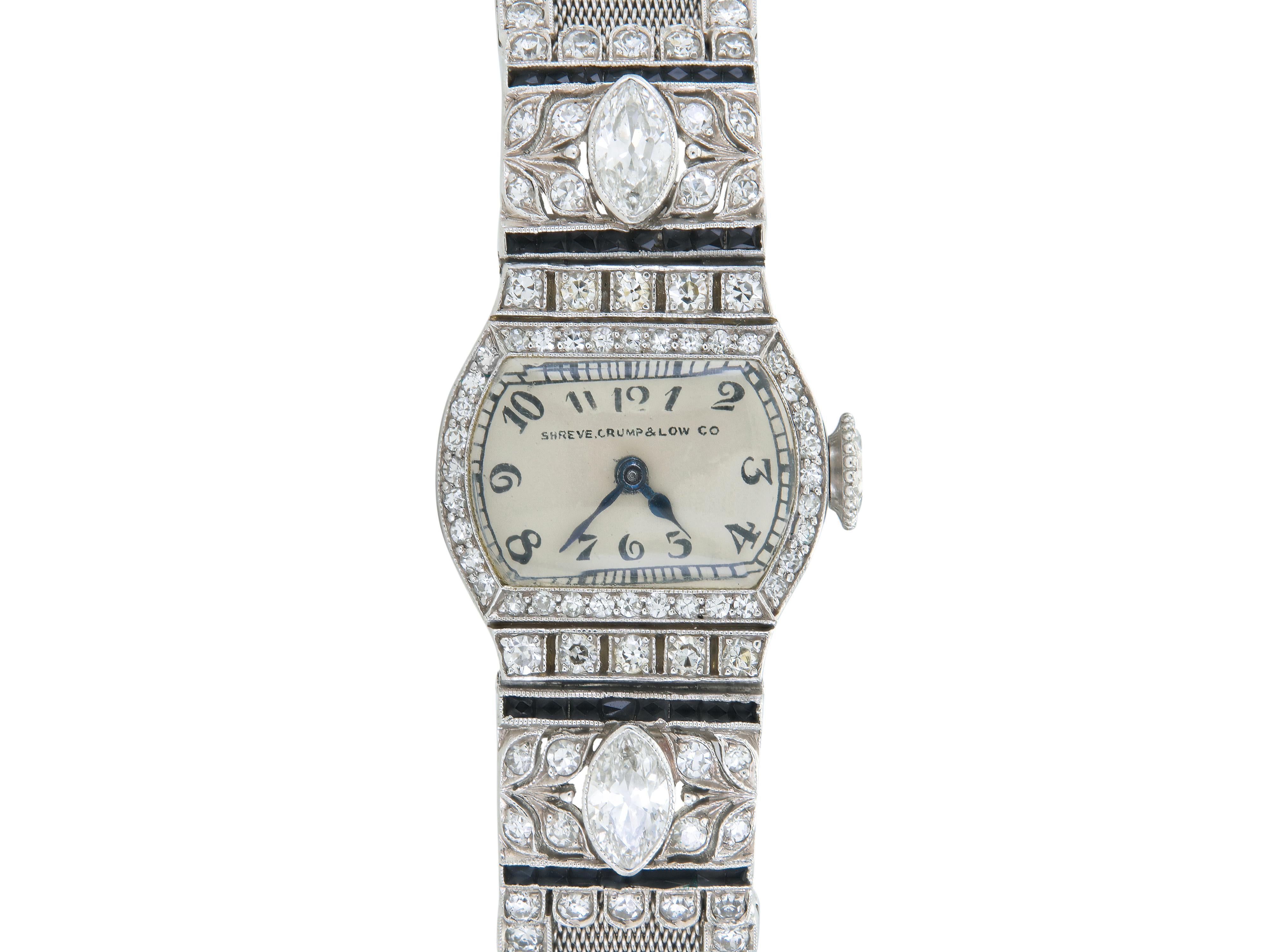 Finement réalisée en platine avec des diamants de taille Marquise pesant environ 0,80 carat au total, des diamants de taille Old European et Single pesant environ 1,20 carat au total, ainsi que de l'onyx de taille française.
Fabriqué par Shreve,