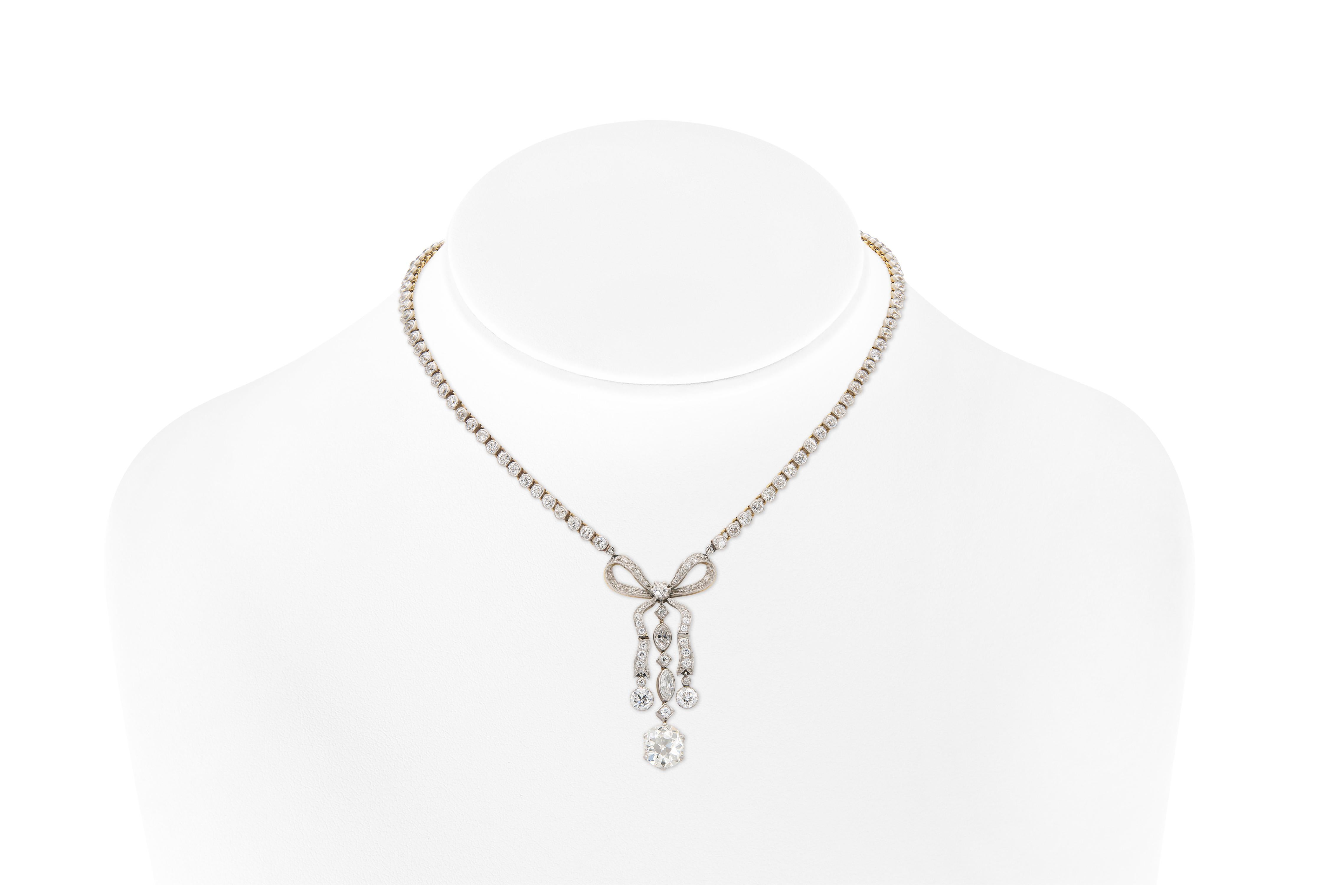 Finemente realizzato in platino e oro giallo 18k con un Diamonds Mine del peso di circa 3,00 carati, colore L, purezza VS.
La collana presenta anche diamanti di taglio vecchio europeo e marquise per un peso totale di circa 13,00 carati.
Firmato da