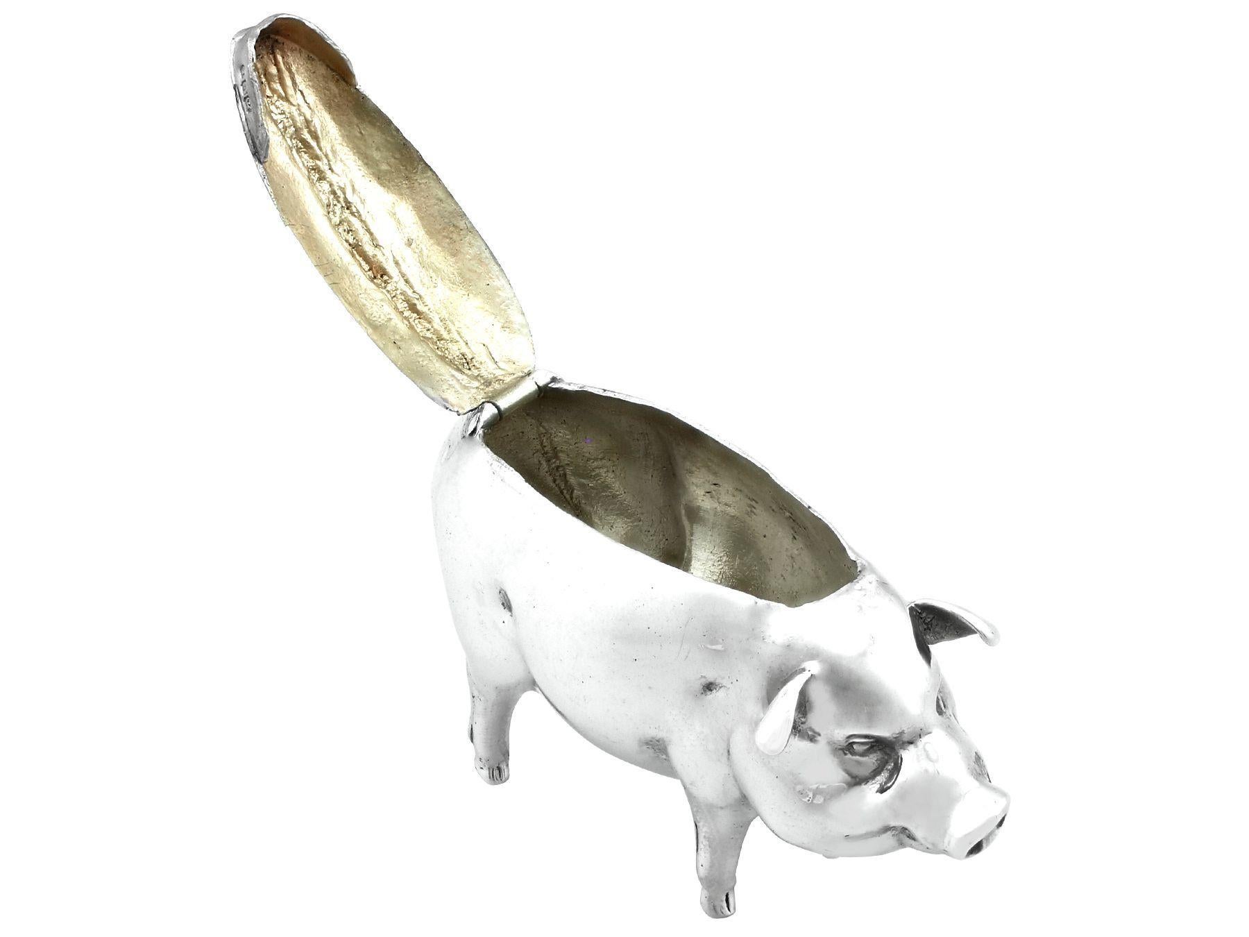 Early 20th Century Antique Edwardian 1901 Sterling Silver Pig Vesta Box For Sale