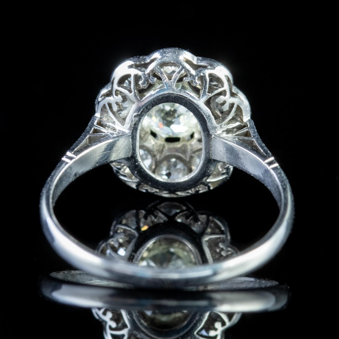 Women's Antique Edwardian 1.90 Carat Diamond Cluster Ring 18 Carat White Gold circa 1915 For Sale