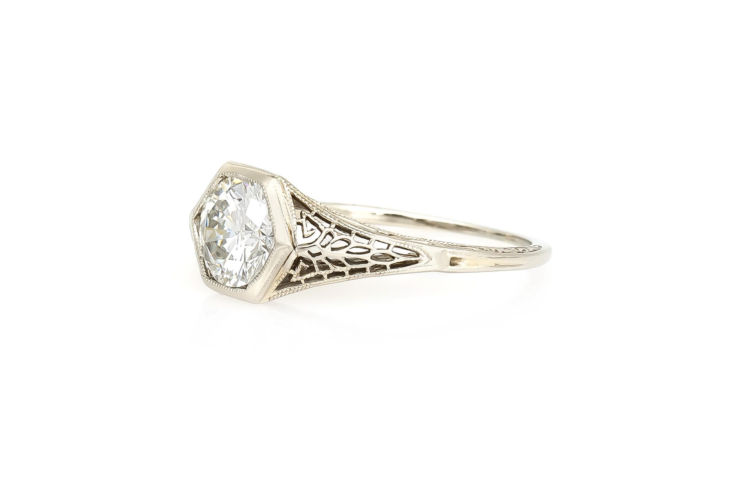 Finement réalisé en or blanc 18 carats avec un diamant de taille Transitional certifié par le GIA pesant 1,17 carats, couleur I, pureté VS2, numéro GIA : 2151214984.
Circa 1910s
Taille 6 1/4, redimensionnable