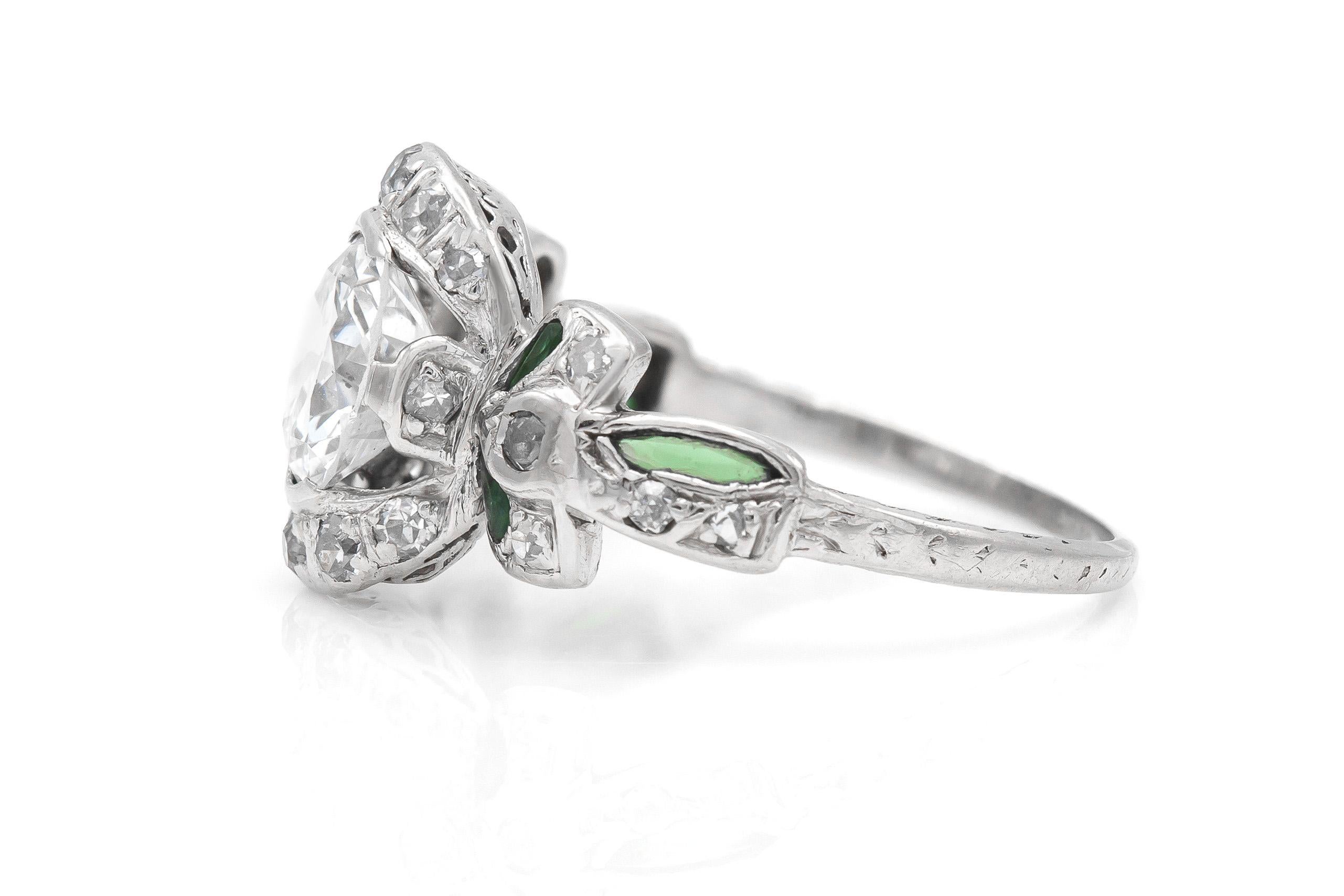 Finement réalisé en platine avec un diamant de taille européenne ancienne pesant environ 1,30 carats, de couleur G-H et de pureté SI1.
La bague est ornée de petits diamants et d'émeraudes sur la monture.
Circa 1910s
Taille 6 1/2, redimensionnable