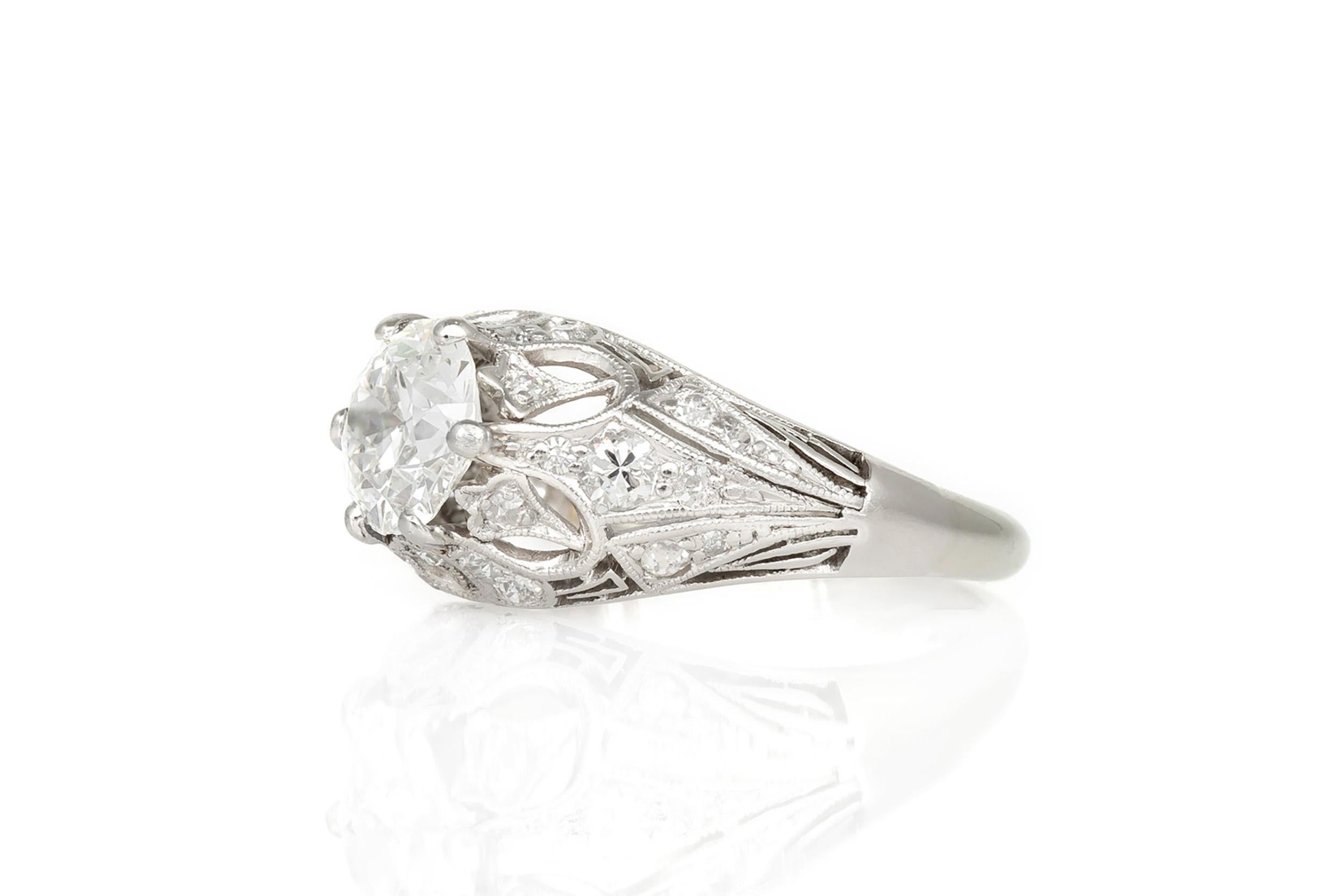 Finement réalisée en or blanc 14k et en platine avec un diamant central de taille européenne ancienne pesant environ 1,30 carat, de couleur H et de pureté SI1. 
La bague comporte des diamants supplémentaires sur la monture.
Circa 1910s
Taille 7,
