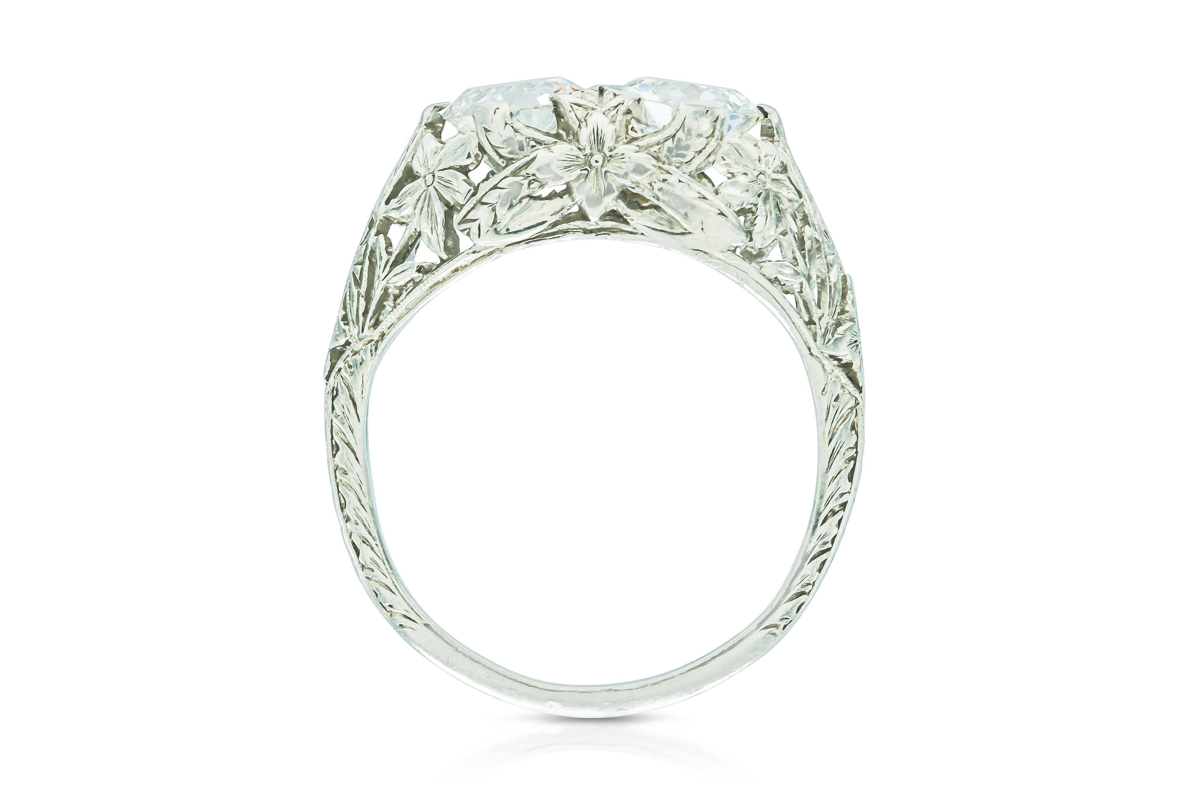 Taglio antico europeo Antique Edwardian 1910s 1.47 Carat Old European Cut Diamond Two-Stone Ring in vendita